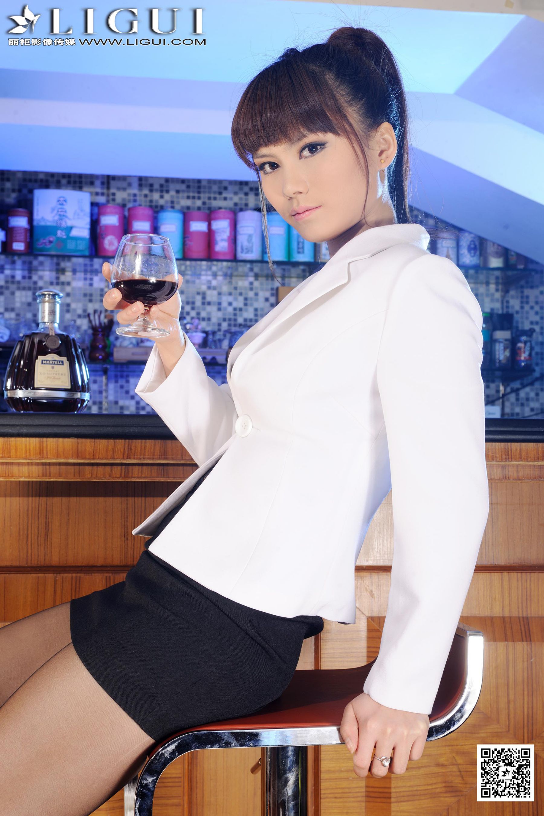 Model 晴晴《吧台灰丝湿足》 [丽柜LiGui] 美腿玉足写真图片 第3张图