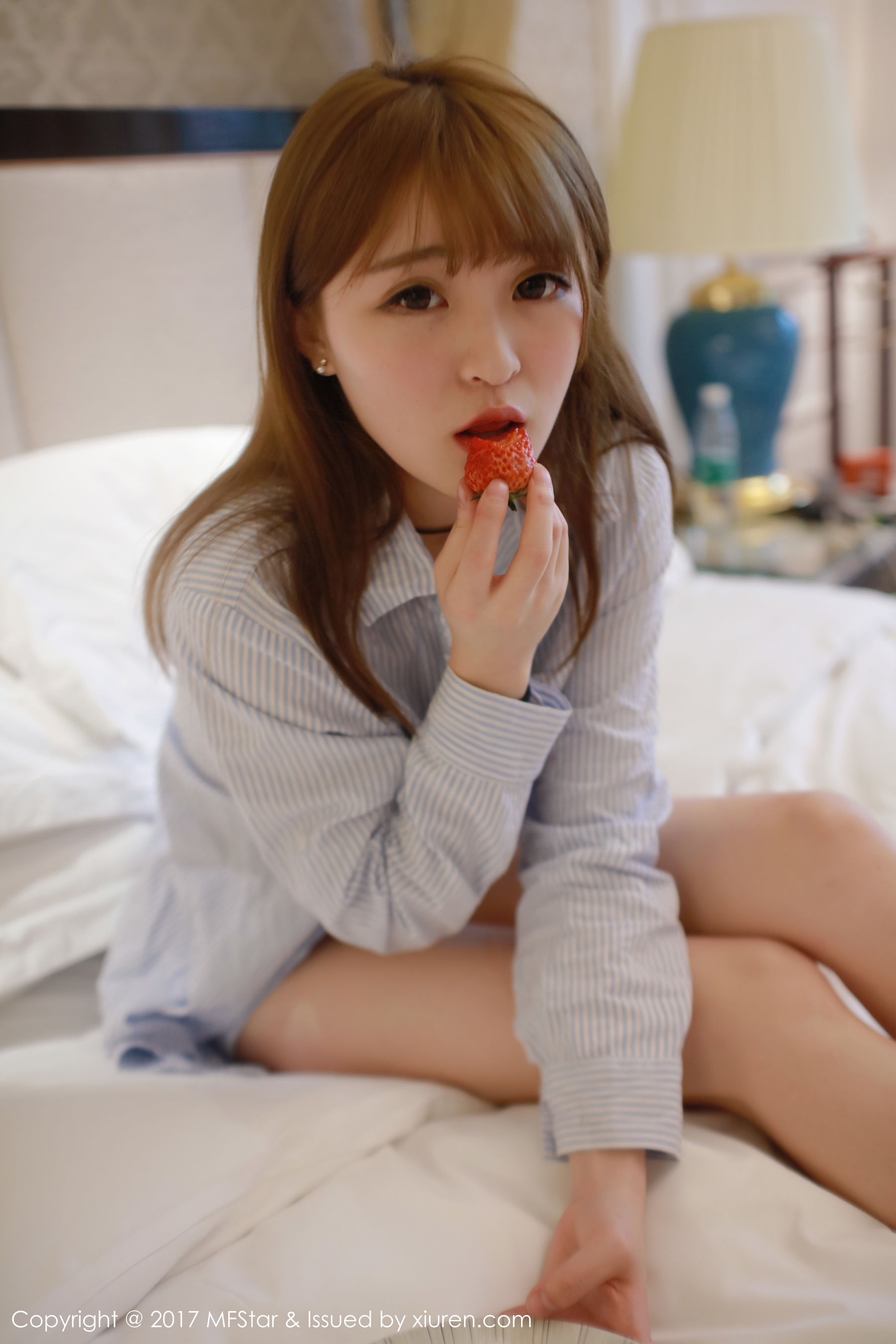 伊小七MoMo《草莓内裤+衬衫系列》 [模范学院MFStar] Vol.096 第4张图
