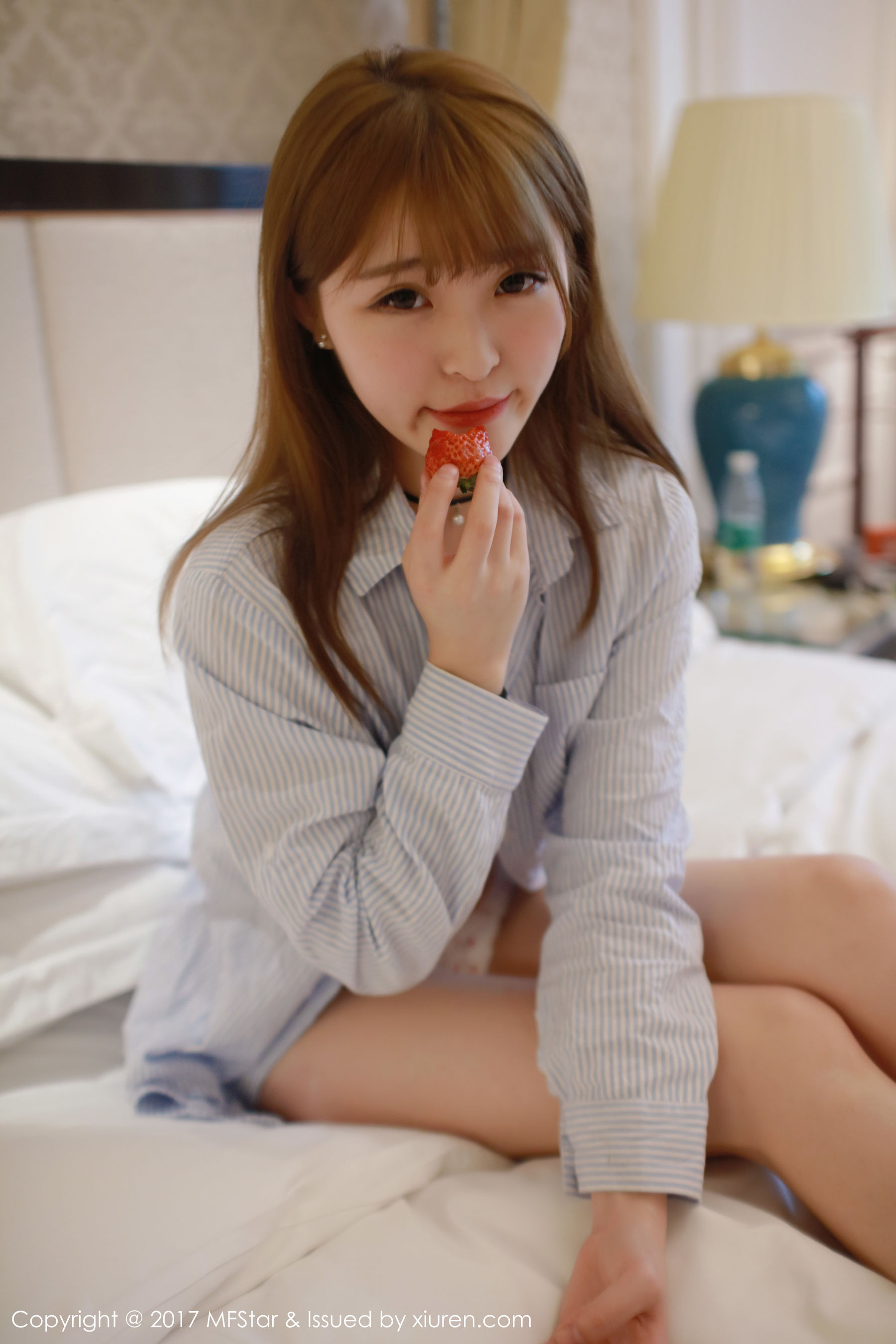伊小七MoMo《草莓内裤+衬衫系列》 [模范学院MFStar] Vol.096 第5张图