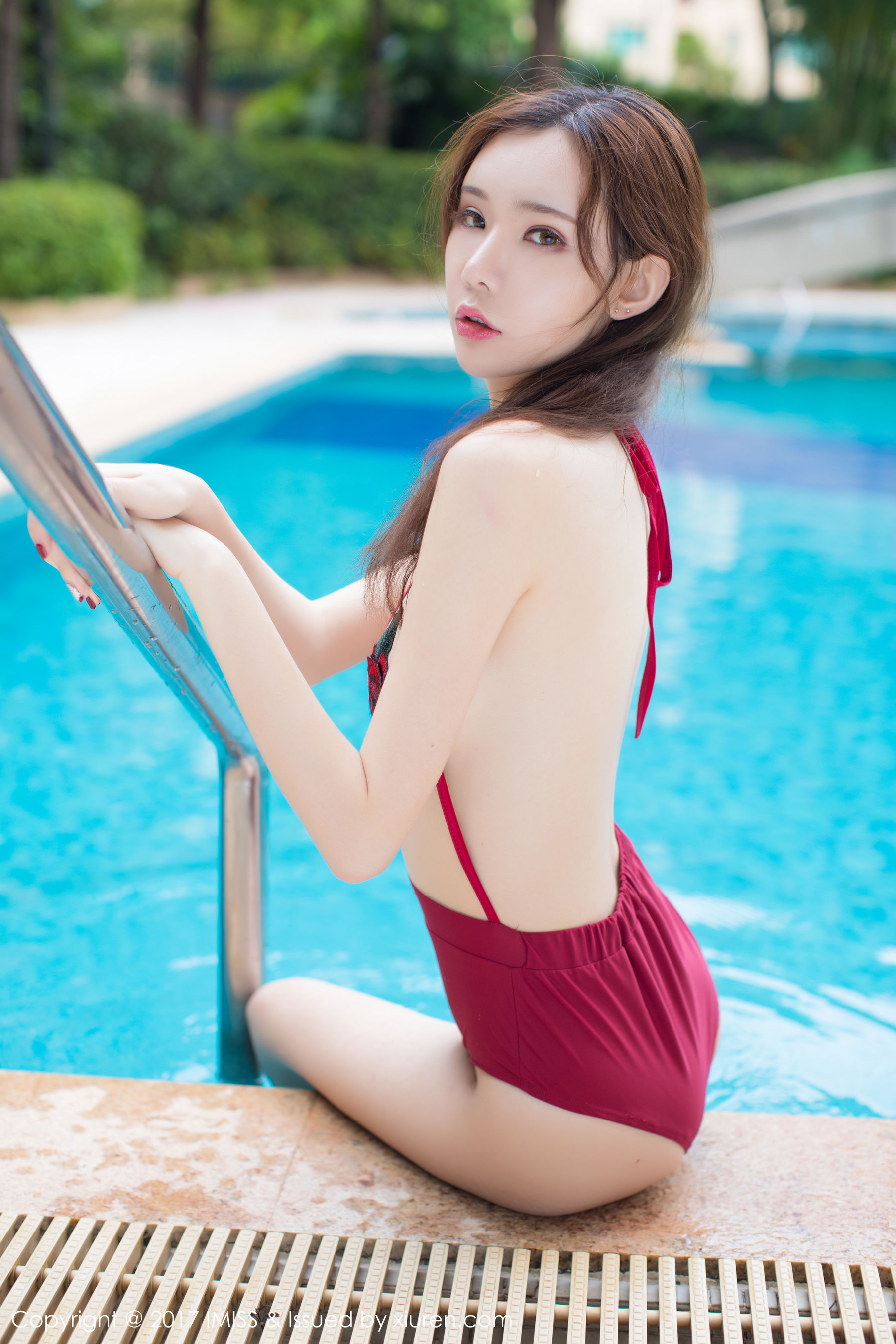 萌琪琪Irene《泳池湿身》 [爱蜜社IMiss] VOL.205 第7张图