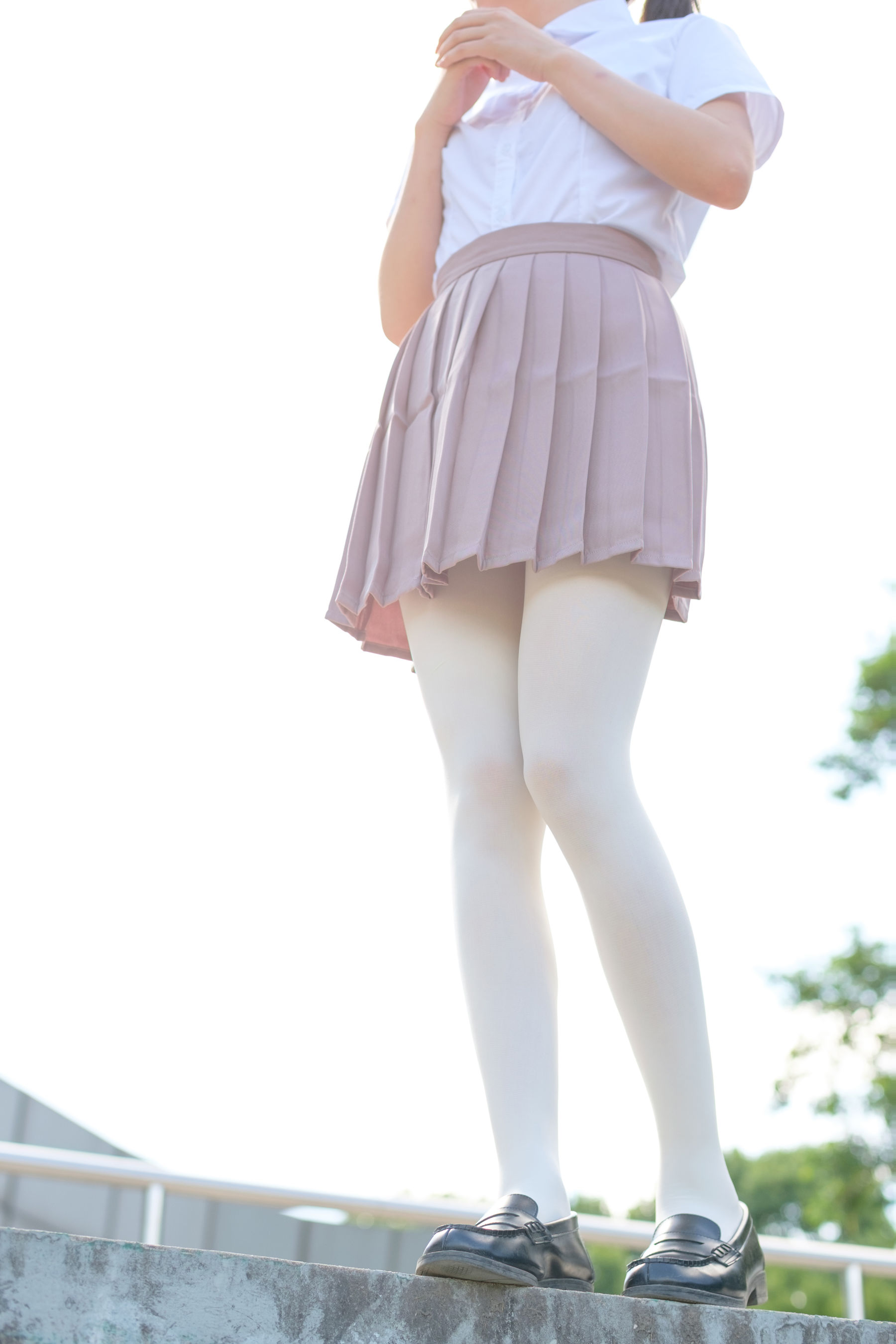 [森萝财团] R15-030 操场上的白丝 第1张图