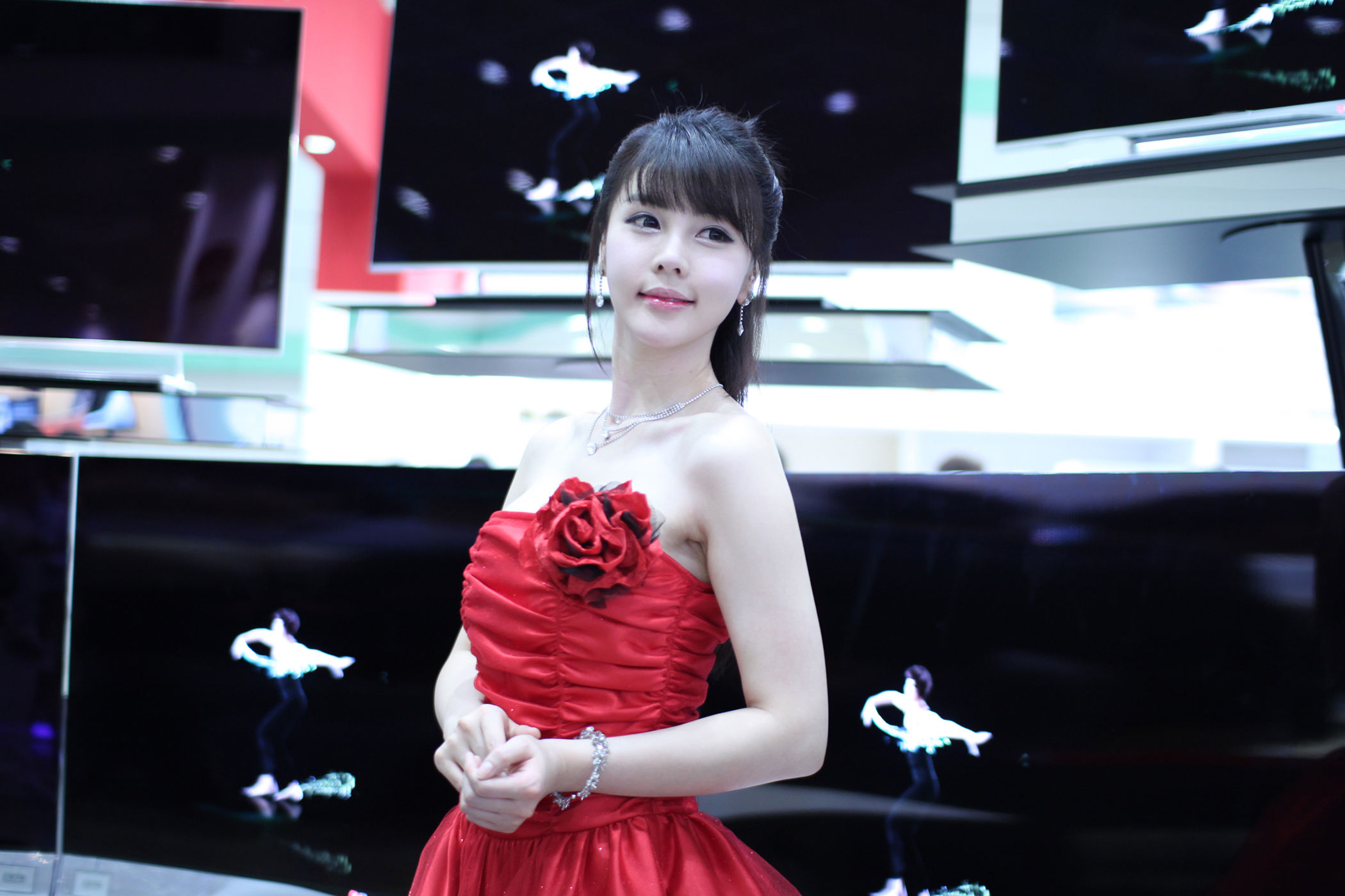 [韩国美女] 李智友 - 展厅红裙少女 第10张图