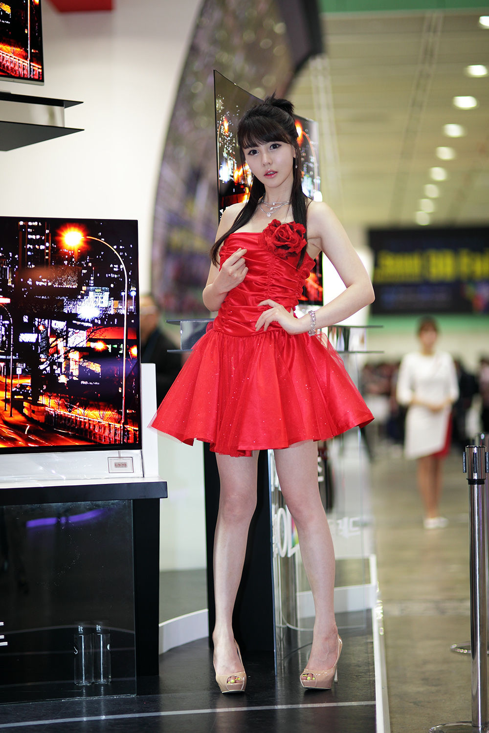 [韩国美女] 李智友 - 展厅红裙少女 第12张图