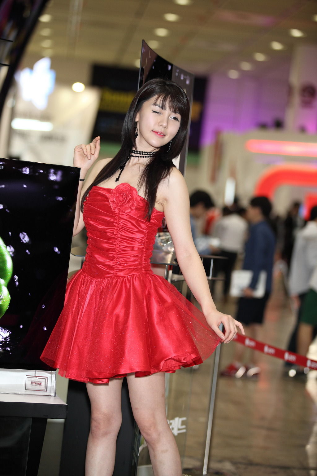 [韩国美女] 李智友 - 展厅红裙少女 第13张图