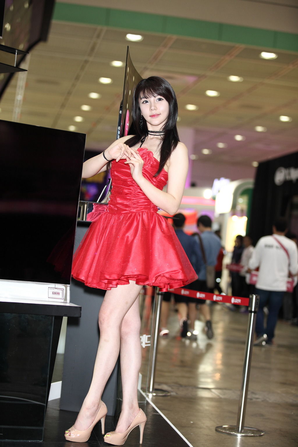[韩国美女] 李智友 - 展厅红裙少女 第17张图