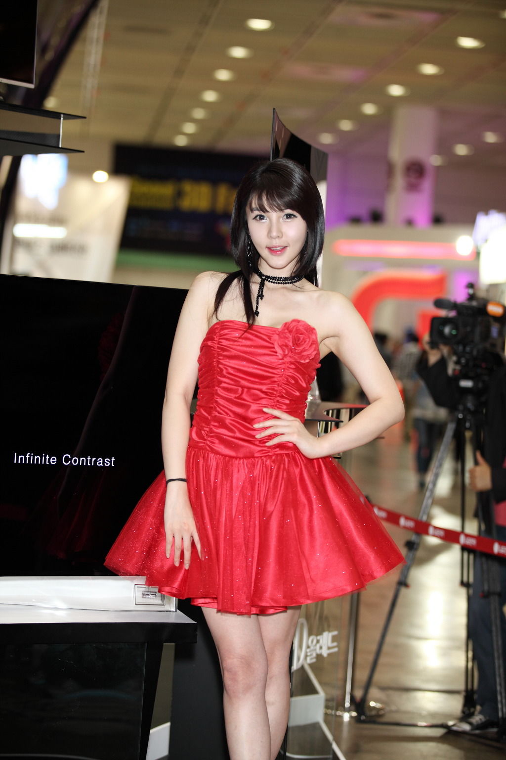 [韩国美女] 李智友 - 展厅红裙少女 第18张图