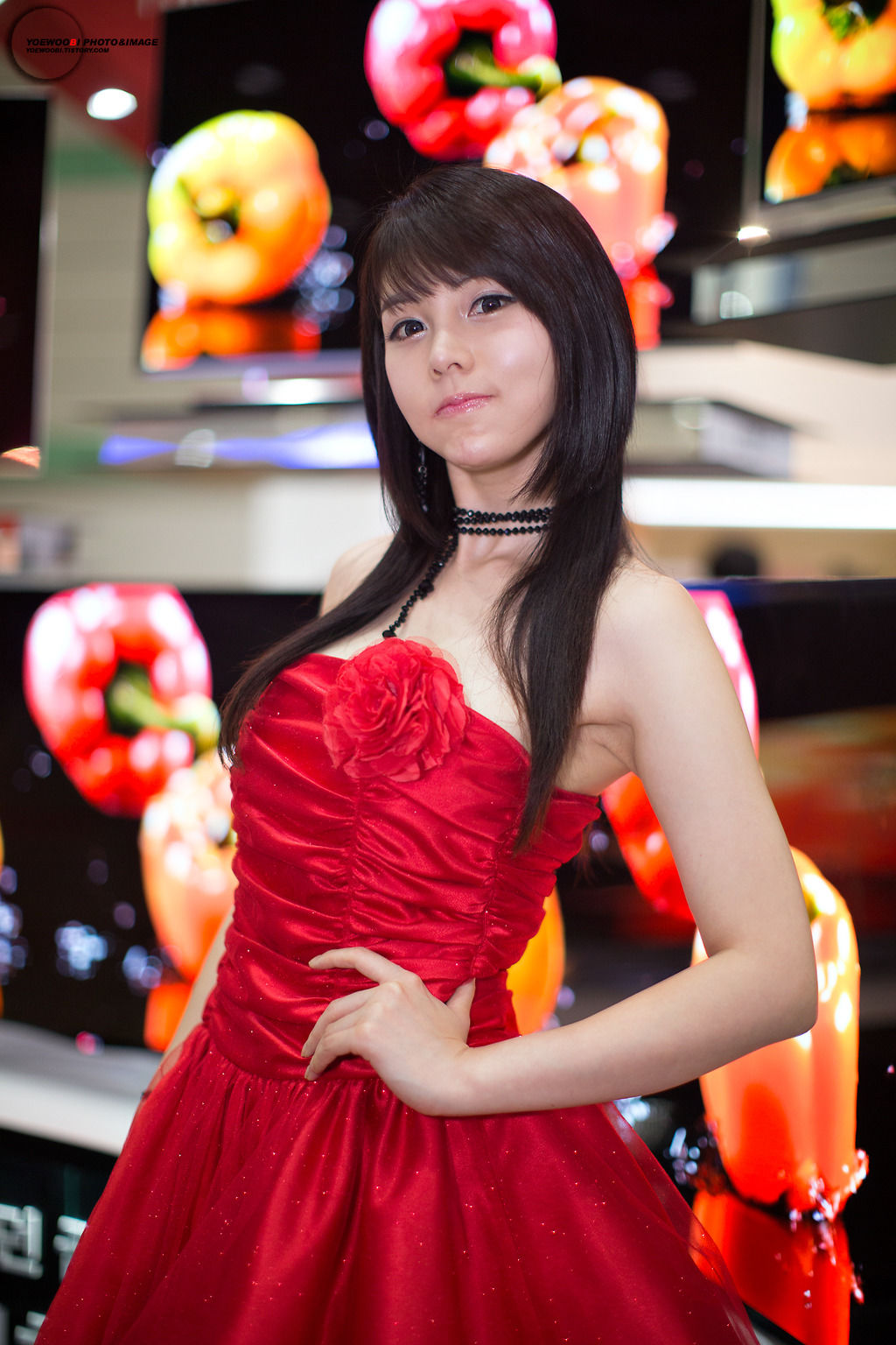 [韩国美女] 李智友 - 展厅红裙少女 第24张图