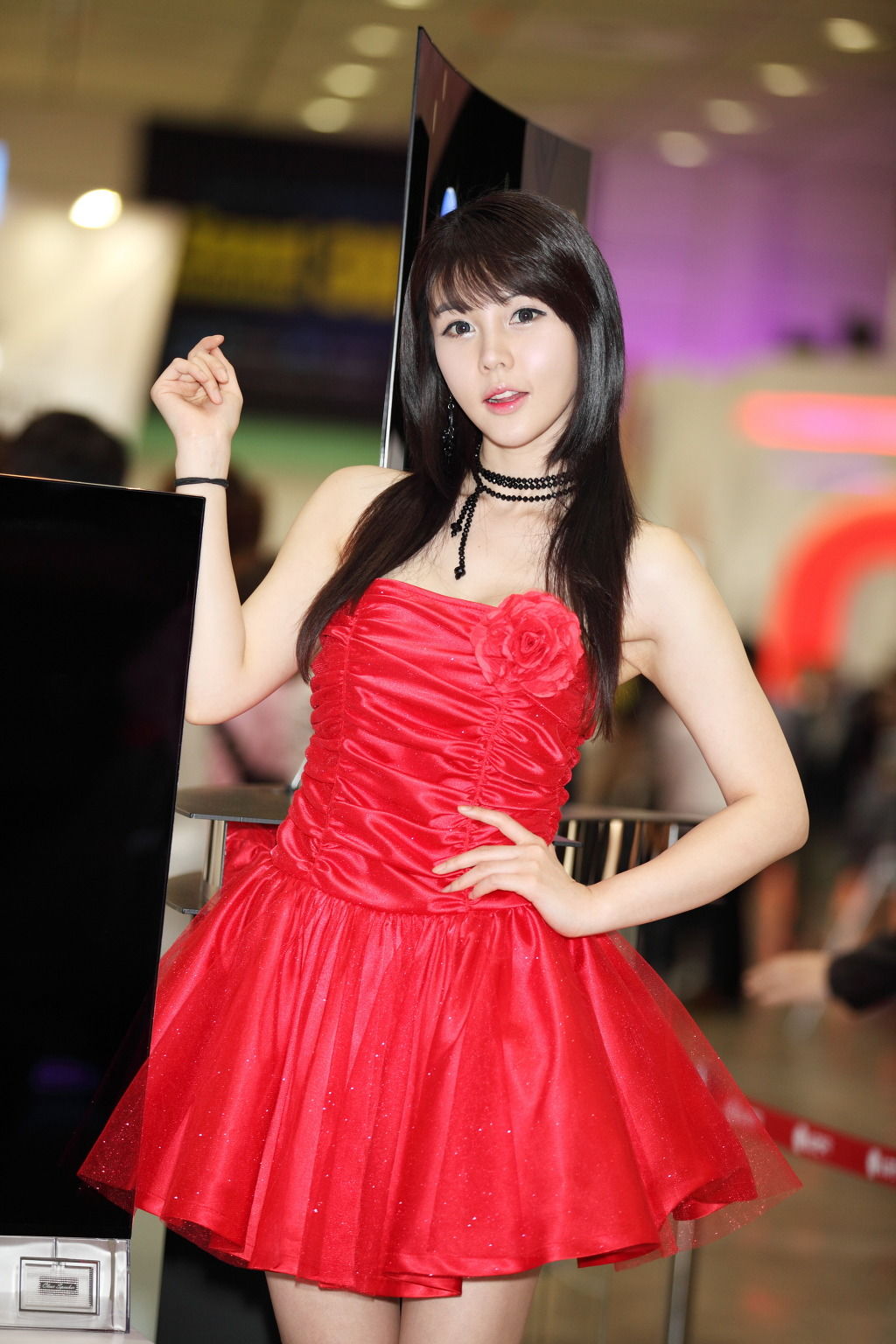[韩国美女] 李智友 - 展厅红裙少女 第26张图