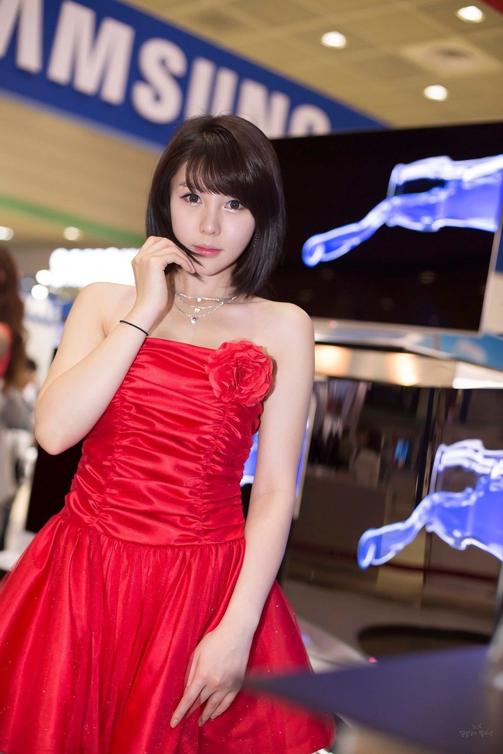 [韩国美女] 李智友 - 展厅红裙少女 第31张图