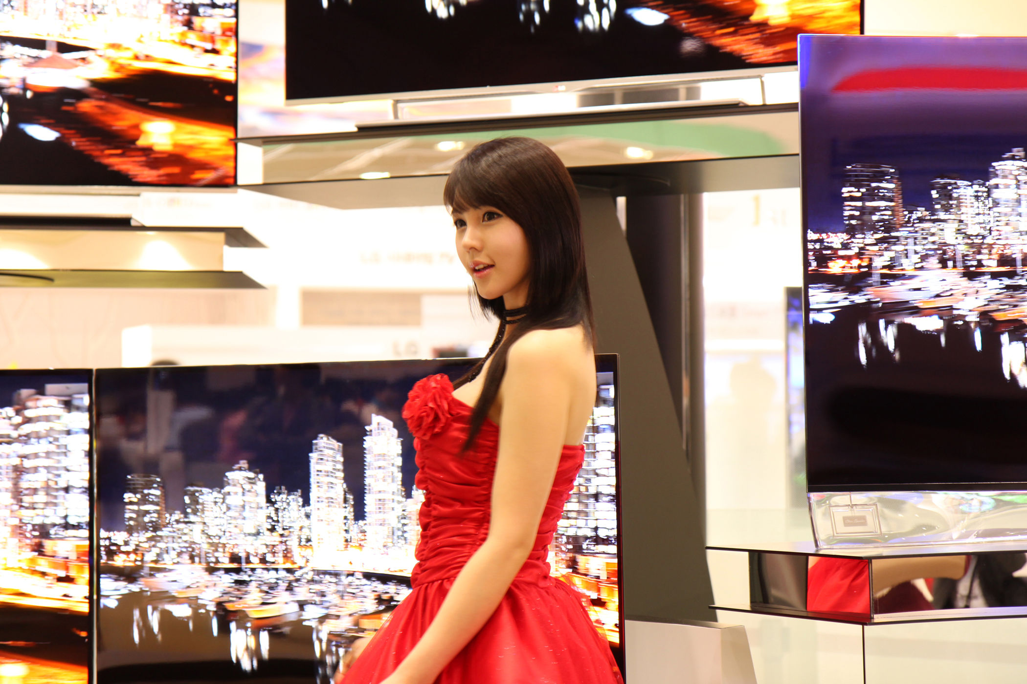 [韩国美女] 李智友 - 展厅红裙少女 第34张图