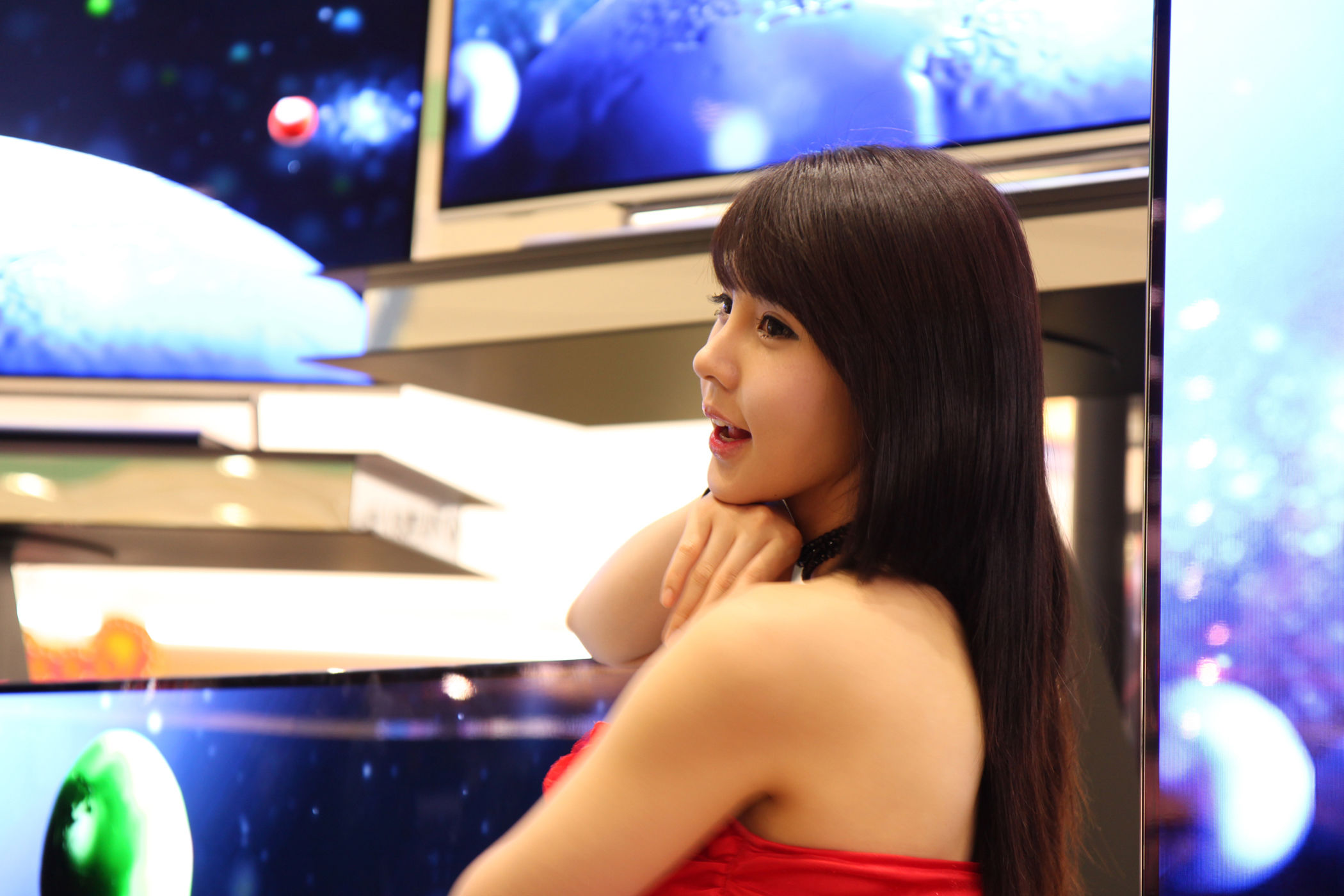 [韩国美女] 李智友 - 展厅红裙少女 第4张图