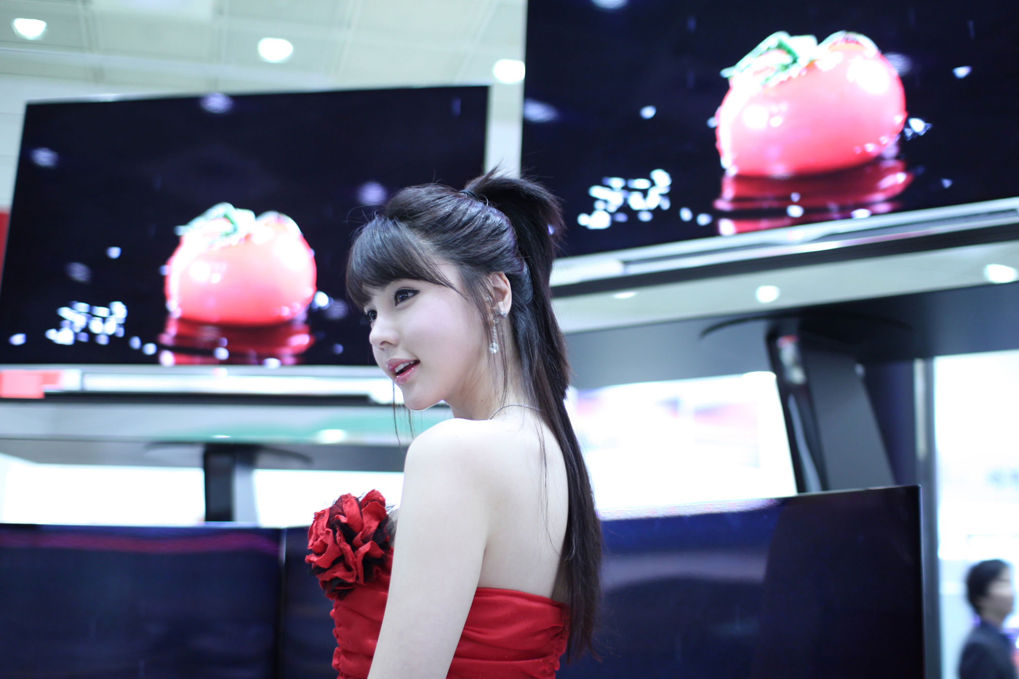 [韩国美女] 李智友 - 展厅红裙少女 第41张图