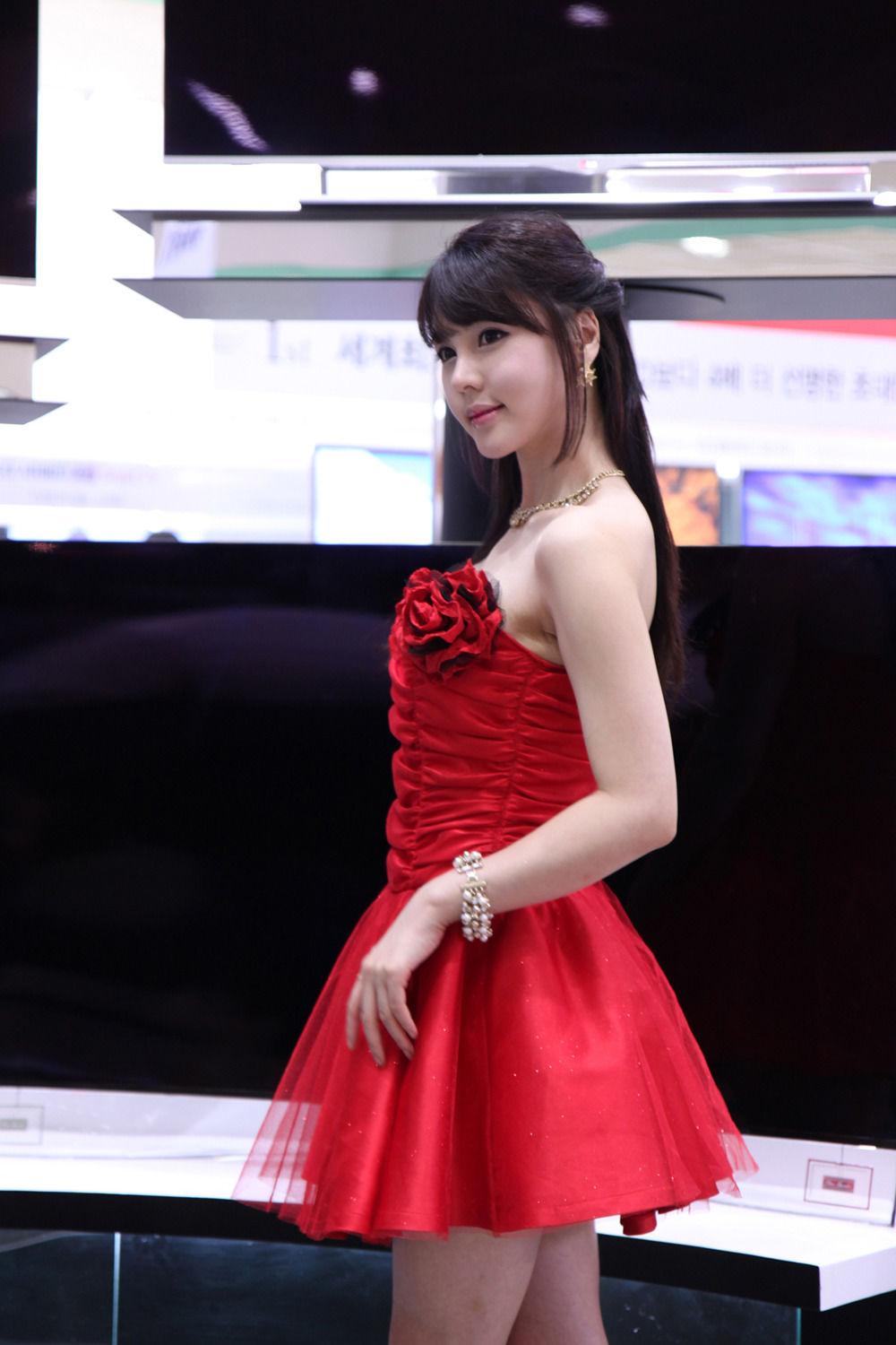 [韩国美女] 李智友 - 展厅红裙少女 第47张图
