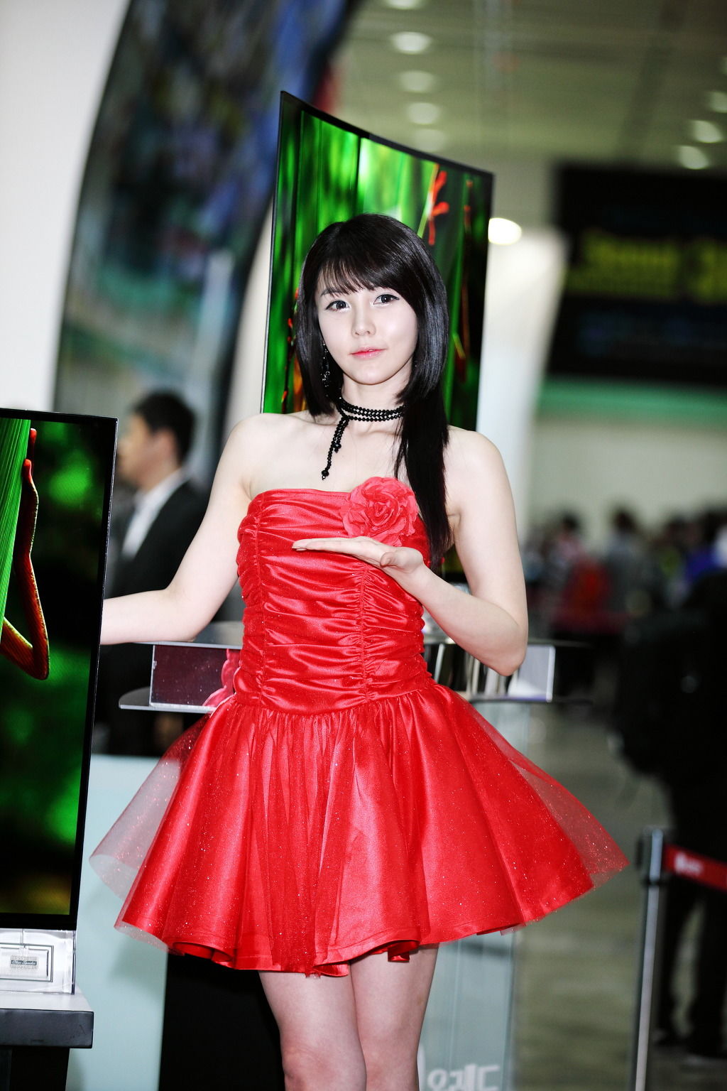 [韩国美女] 李智友 - 展厅红裙少女 第51张图