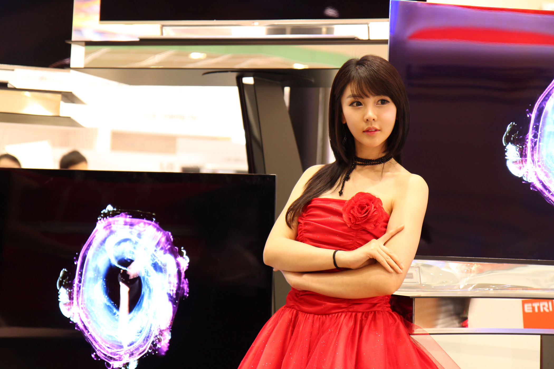 [韩国美女] 李智友 - 展厅红裙少女 第6张图