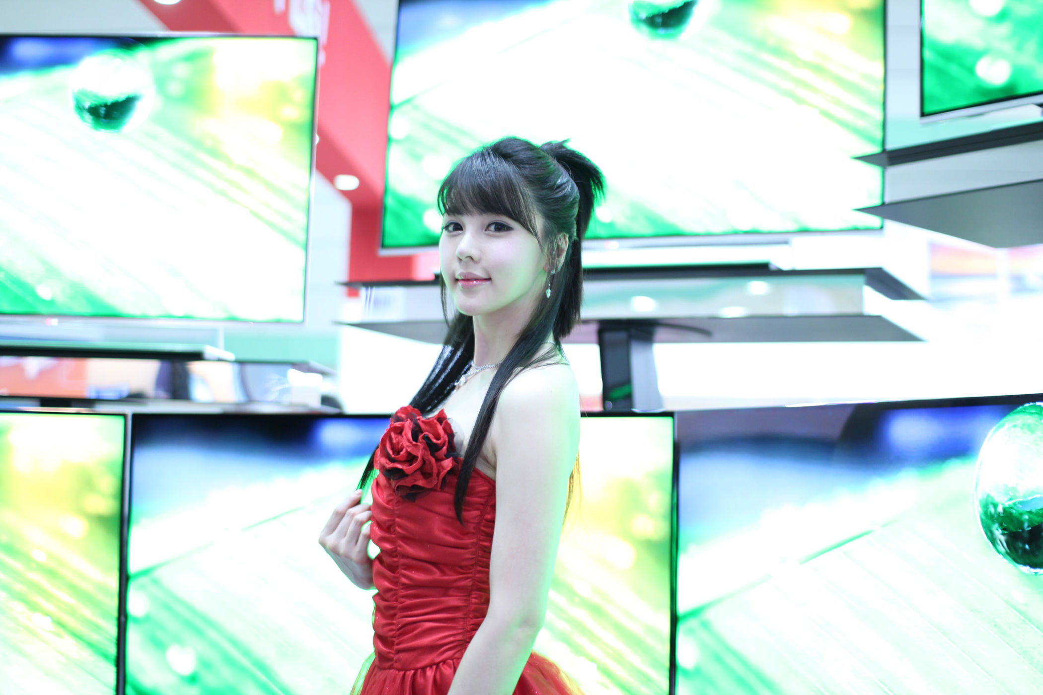 [韩国美女] 李智友 - 展厅红裙少女 第8张图