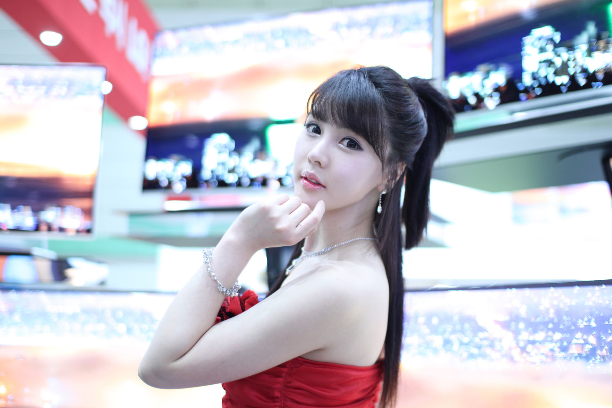 [韩国美女] 李智友 - 展厅红裙少女 第9张图