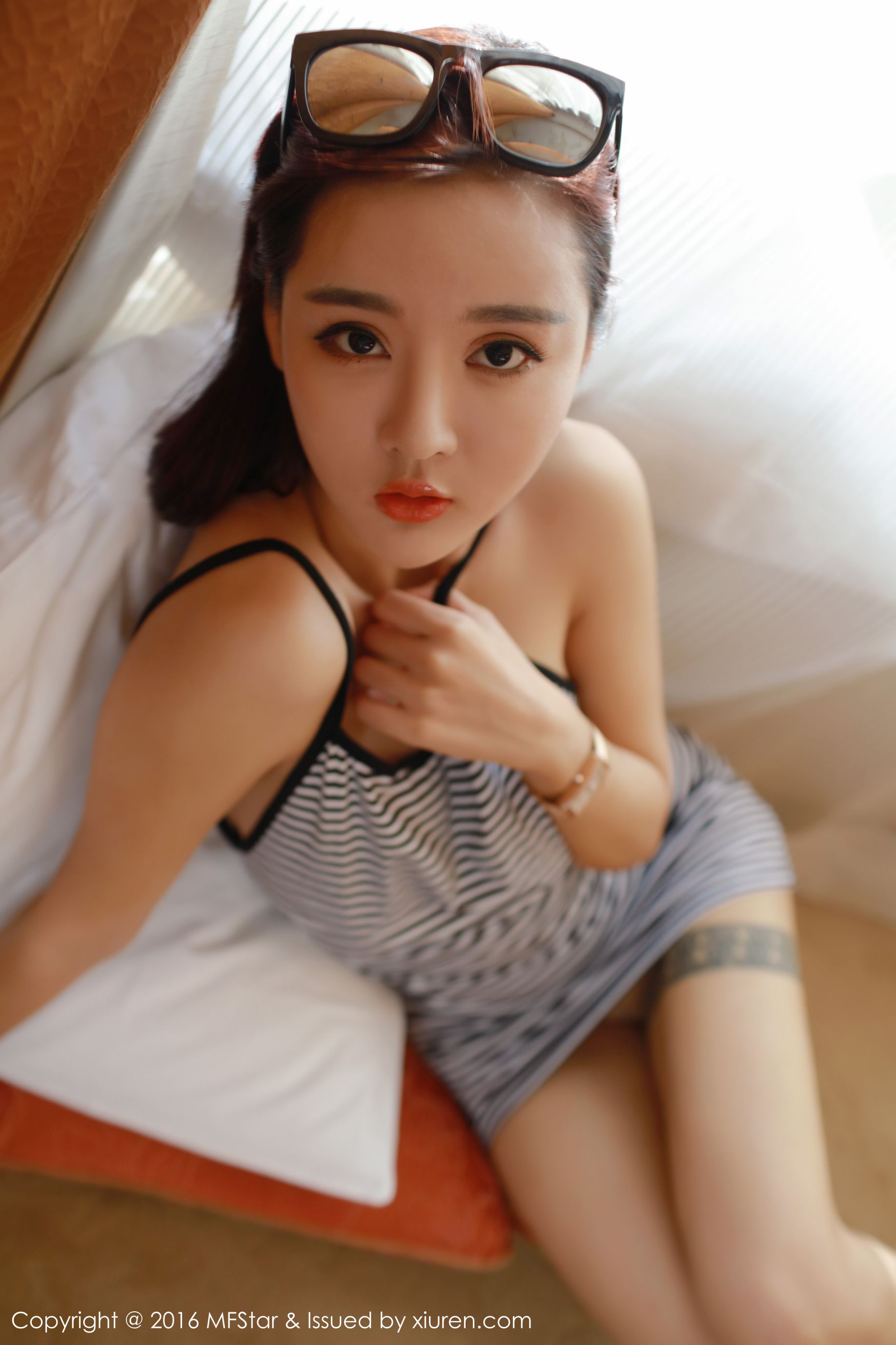 佳佳JiaJia - 五官精致、颜值靓丽且拥有傲人巨乳的美女模特 [模范学院MFStar] Vol.060 第1张图
