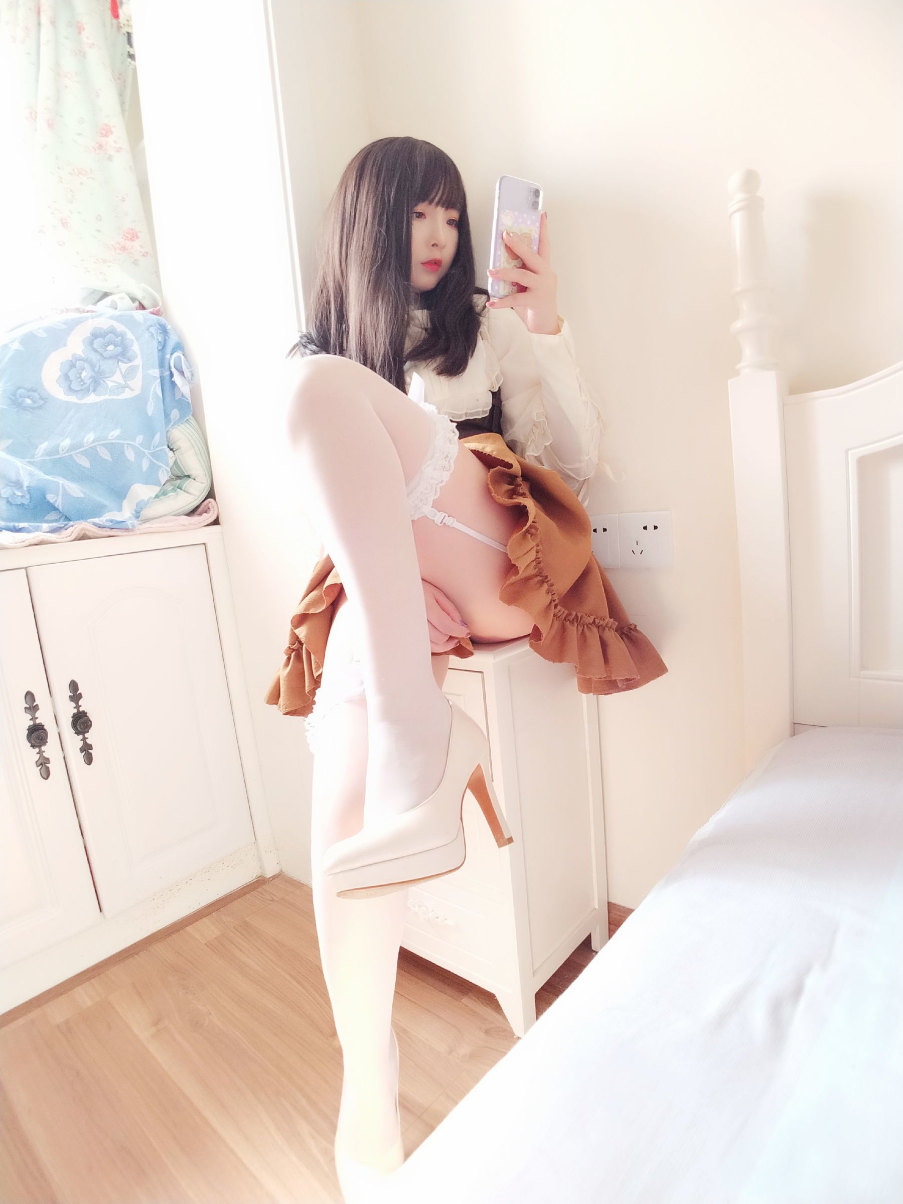 [COS福利] 二次元美女古川kagura - 蕾丝长筒吊带丝袜 第2张图