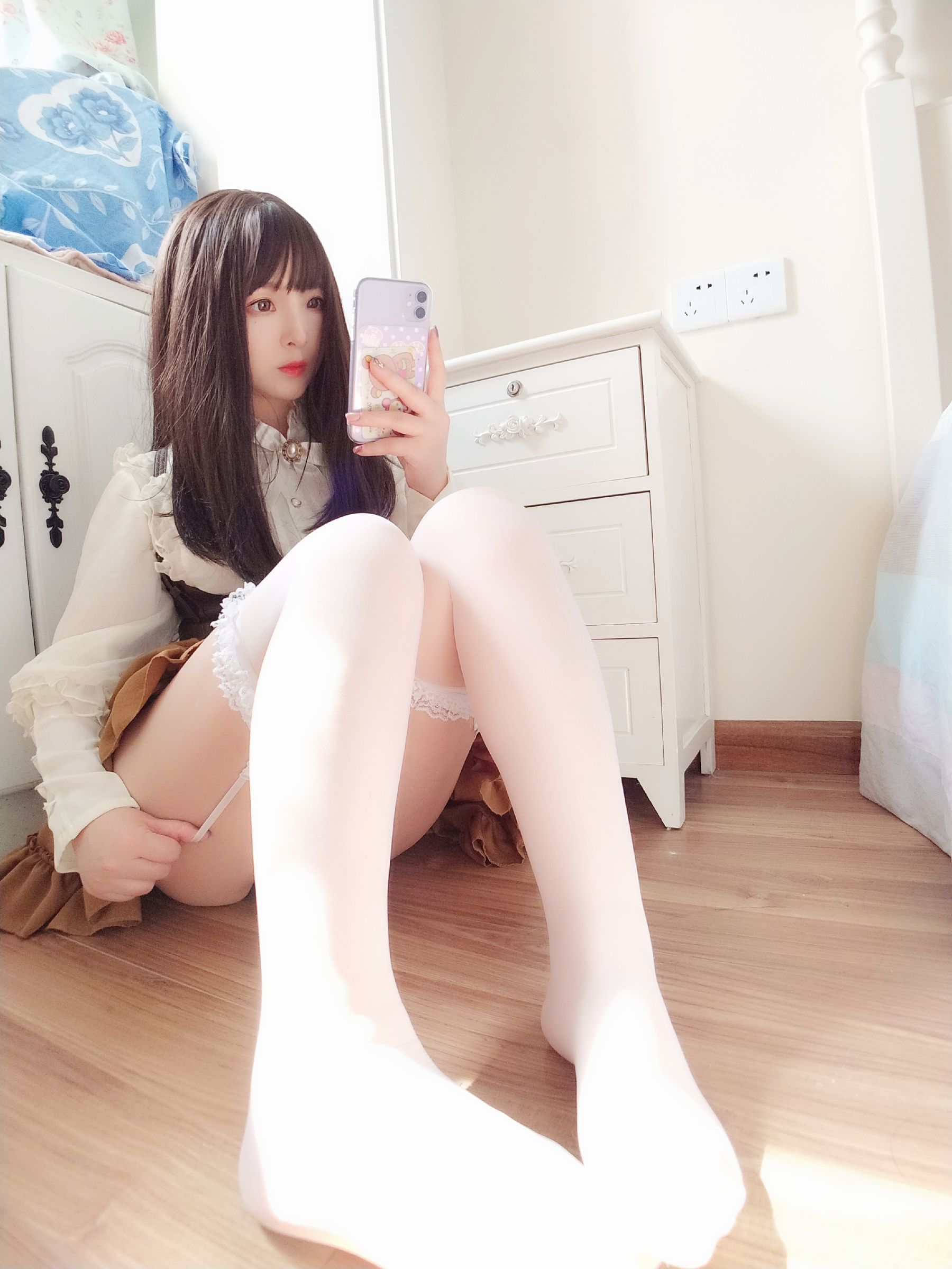 [COS福利] 二次元美女古川kagura - 蕾丝长筒吊带丝袜 第32张图