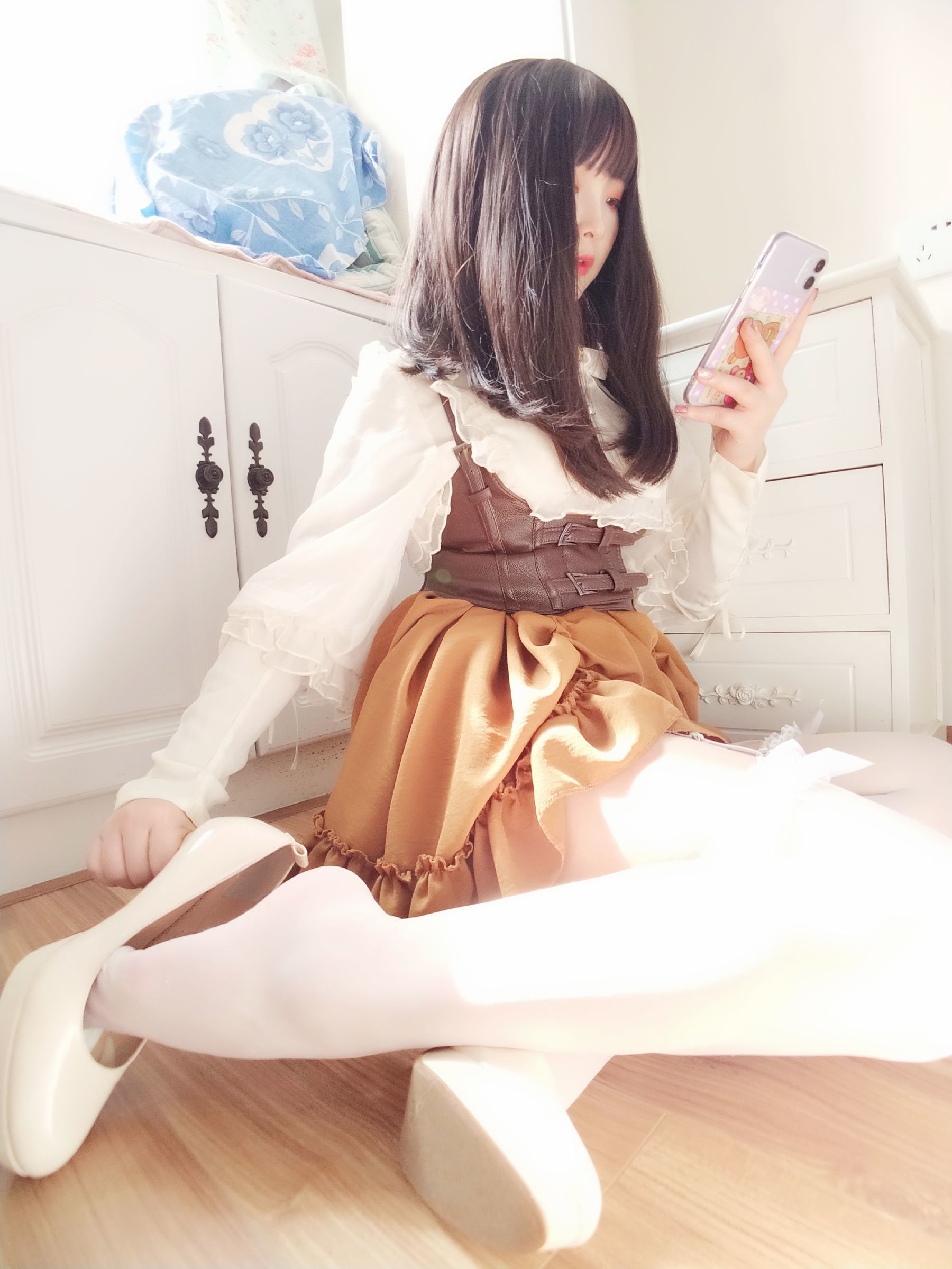 [COS福利] 二次元美女古川kagura - 蕾丝长筒吊带丝袜 第5张图