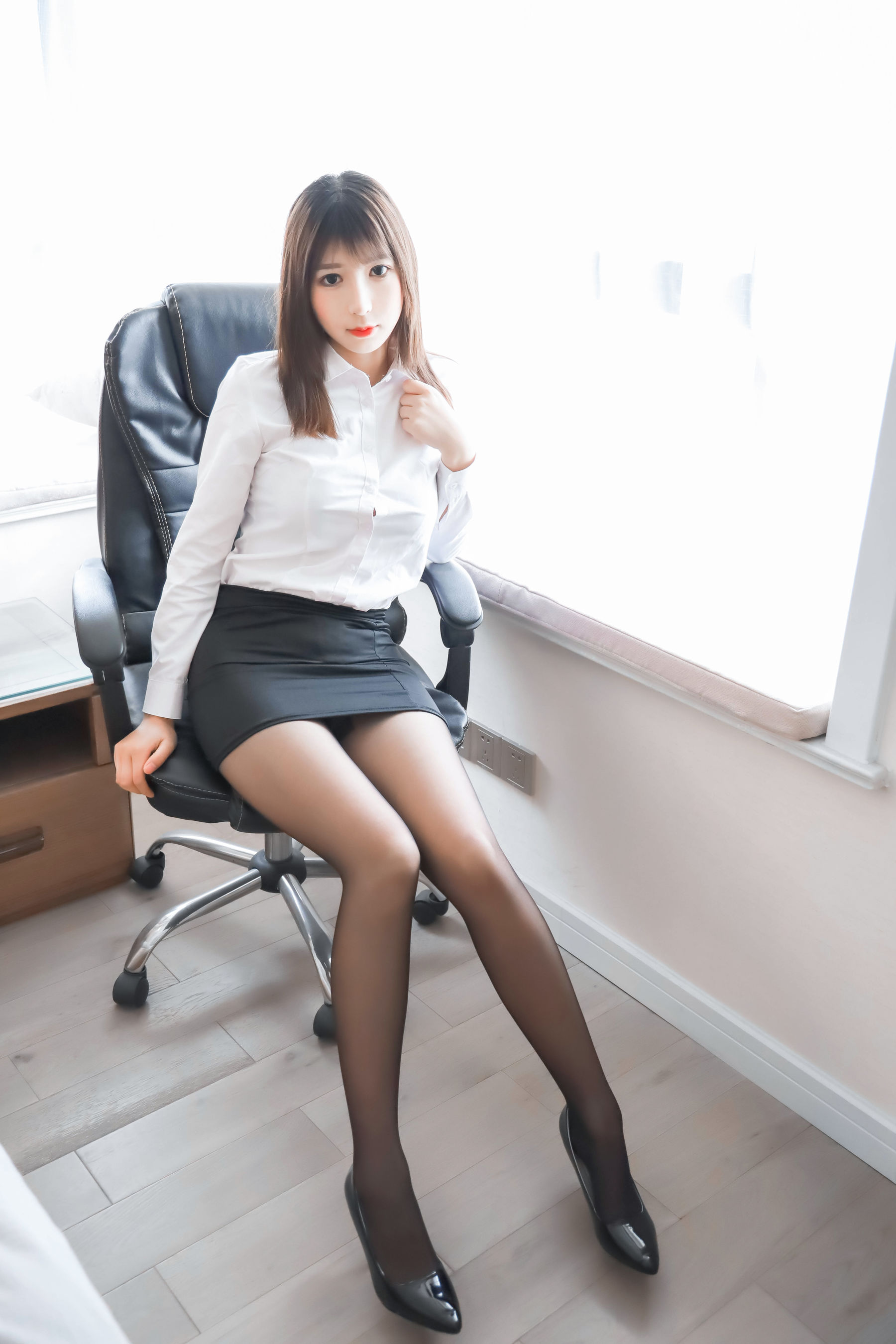 [COS福利] 斗鱼主播w黑米粥w - 制服OL 第25张图