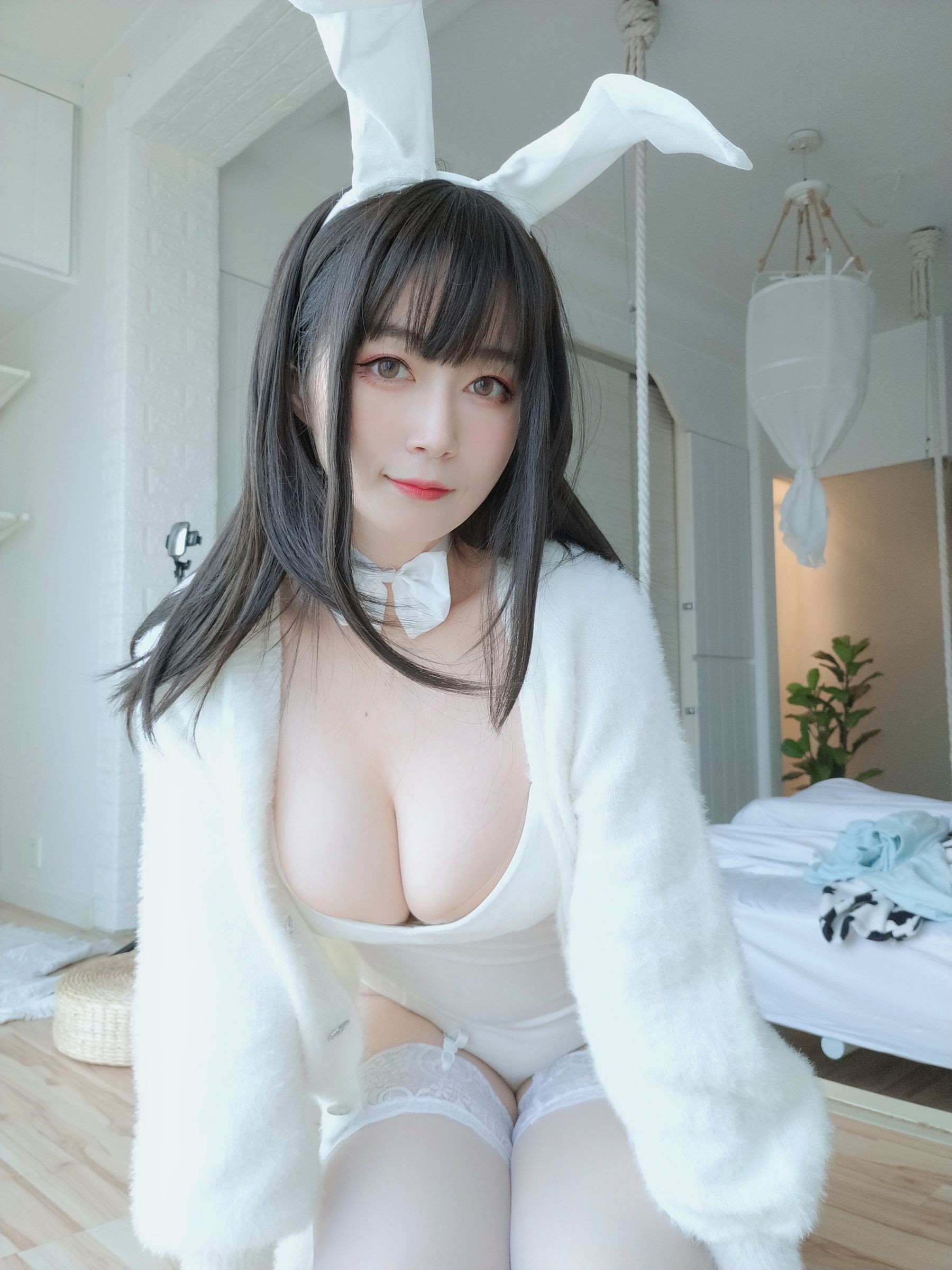 [COS福利] Coser小姐姐白银 - 白丝兔子 第2张图