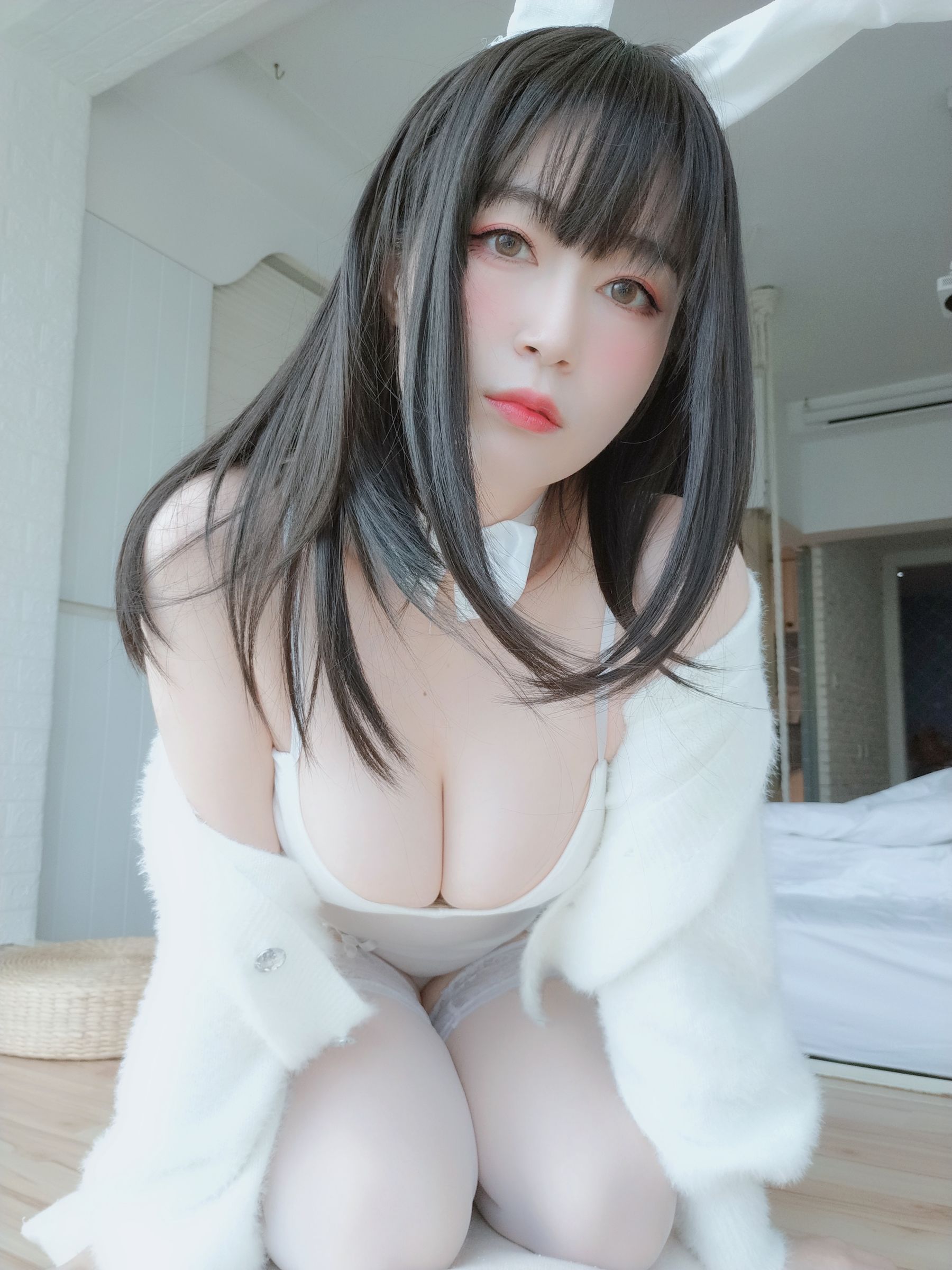 [COS福利] Coser小姐姐白银 - 白丝兔子 第44张图