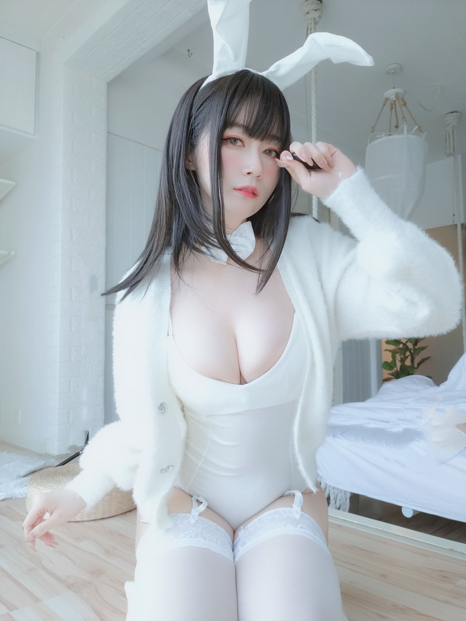 [COS福利] Coser小姐姐白银 - 白丝兔子 第6张图