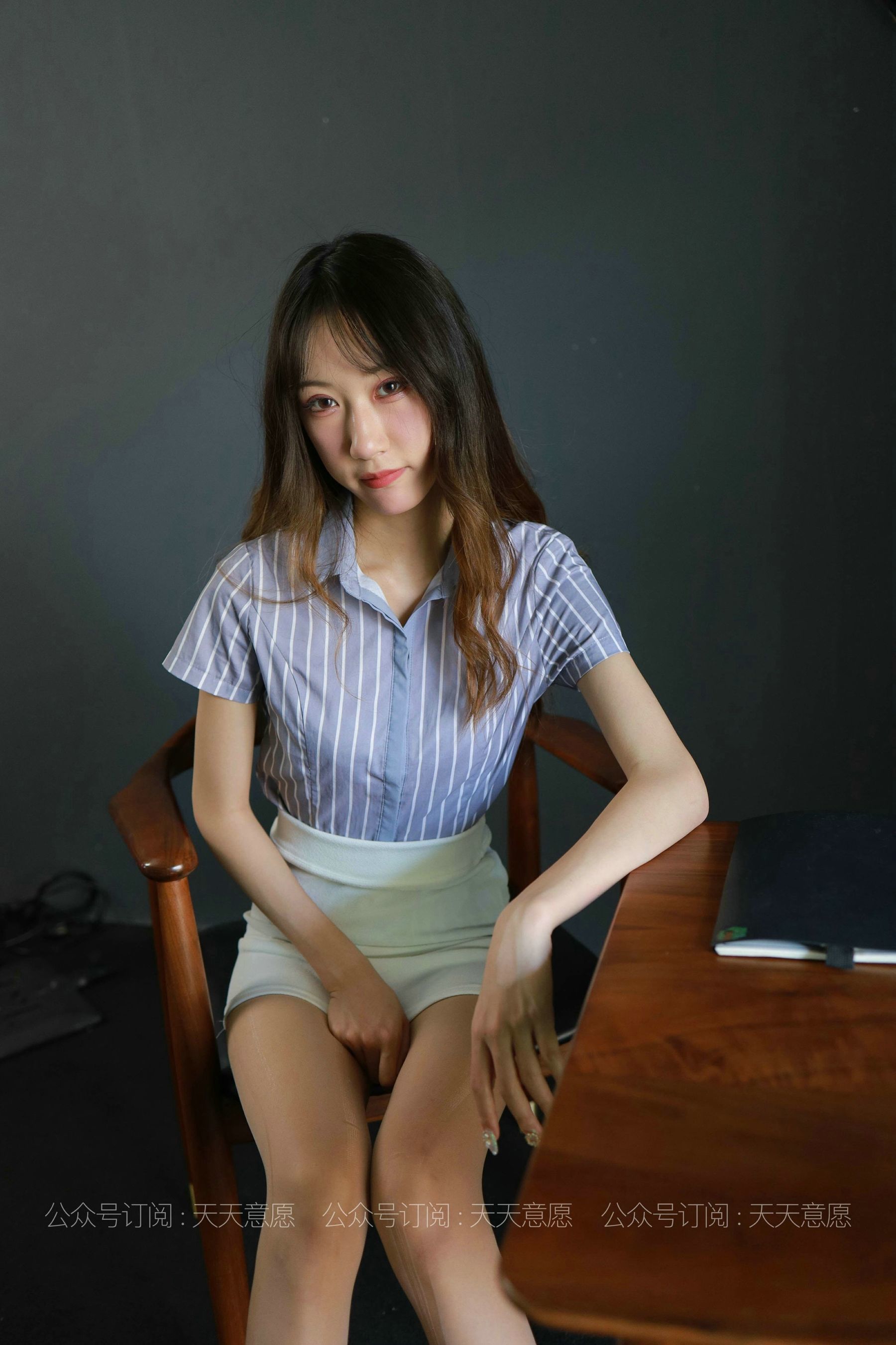 [IESS异思趣向] 丝享家829：怡怡《长腿实习生》 丝袜美腿套图 第3张图