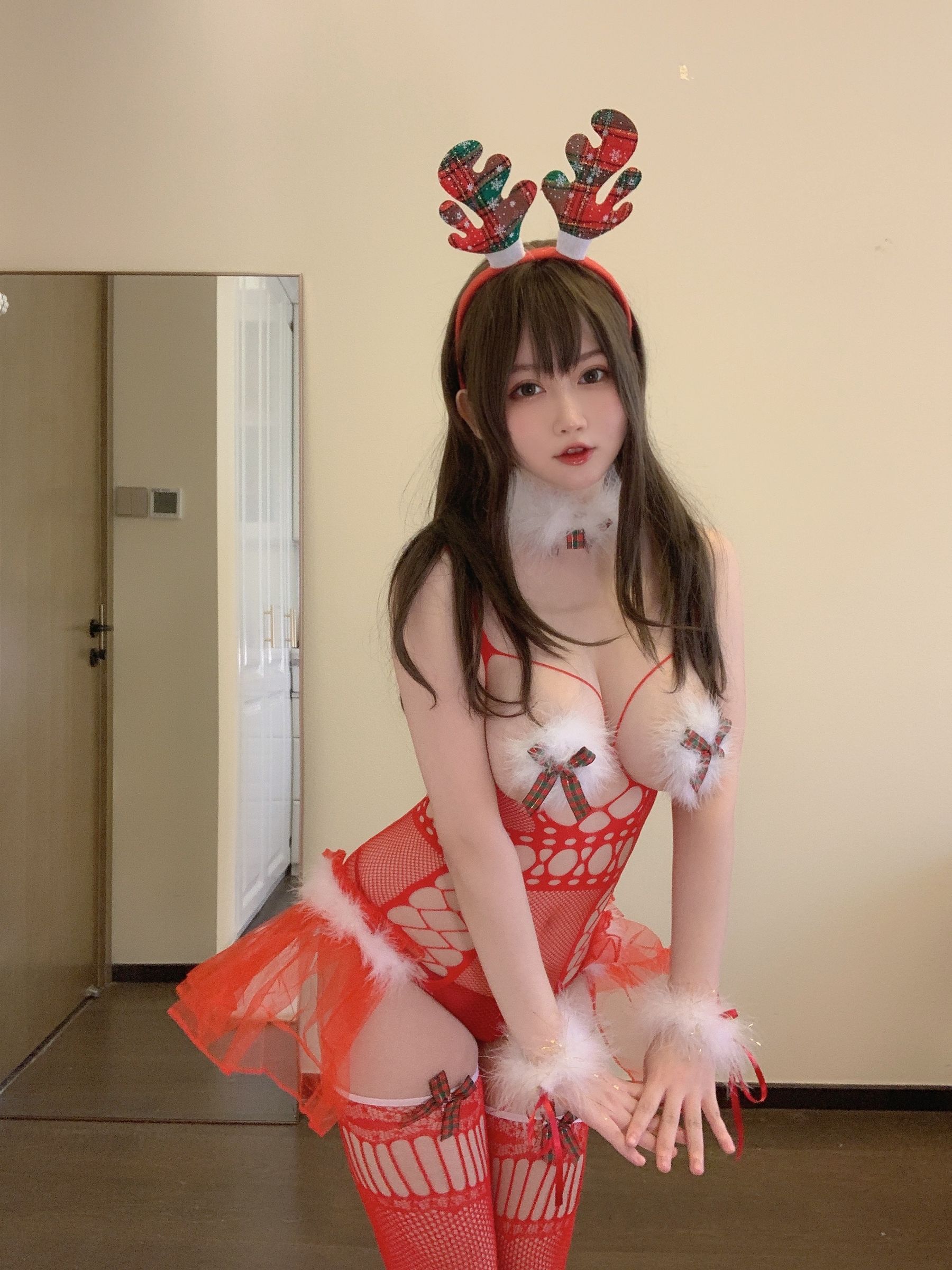 [网红COS] 蜜桃少女是依酱呀 - 2021圣诞特辑 第37张图