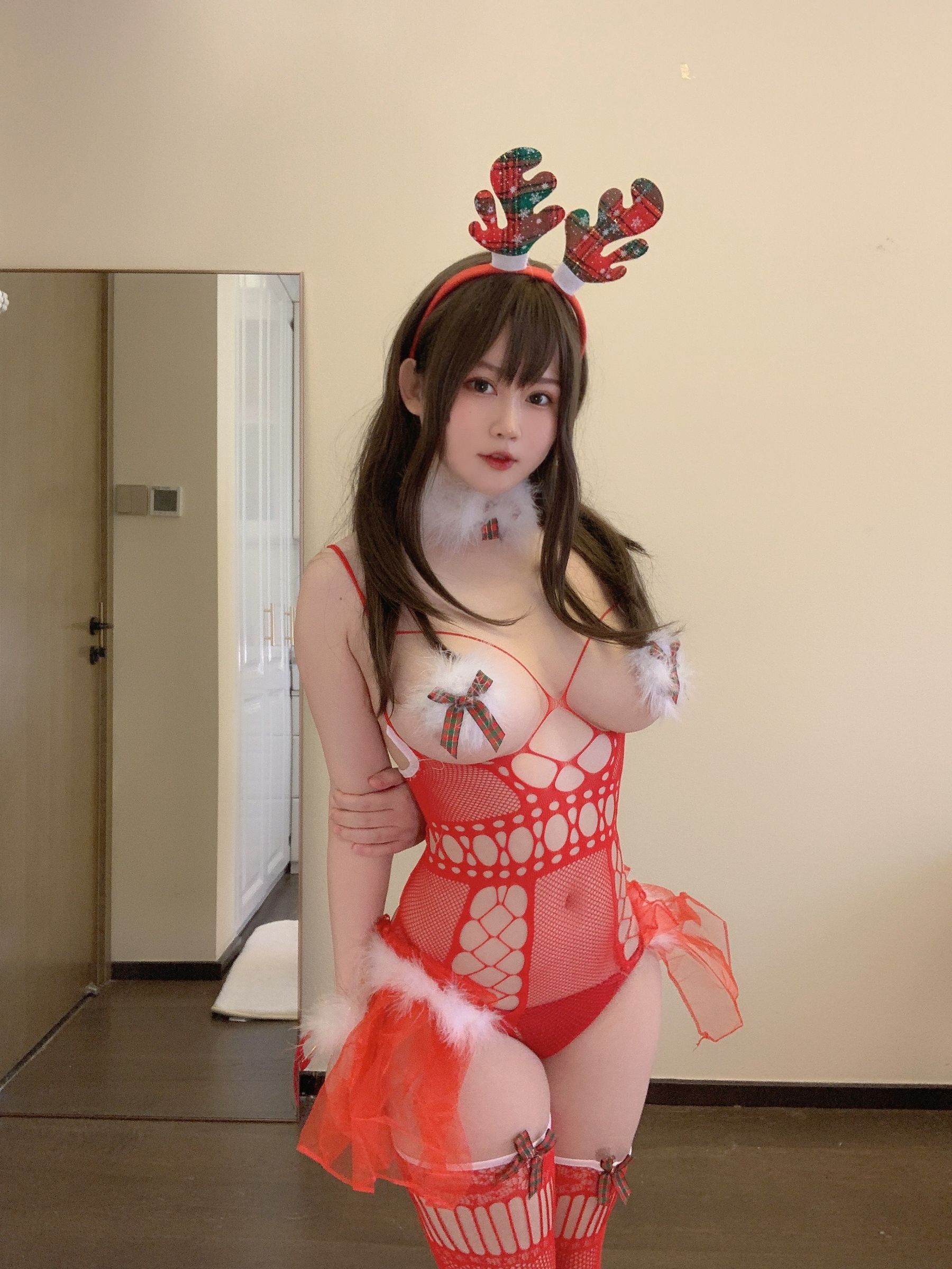 [网红COS] 蜜桃少女是依酱呀 - 2021圣诞特辑 第38张图