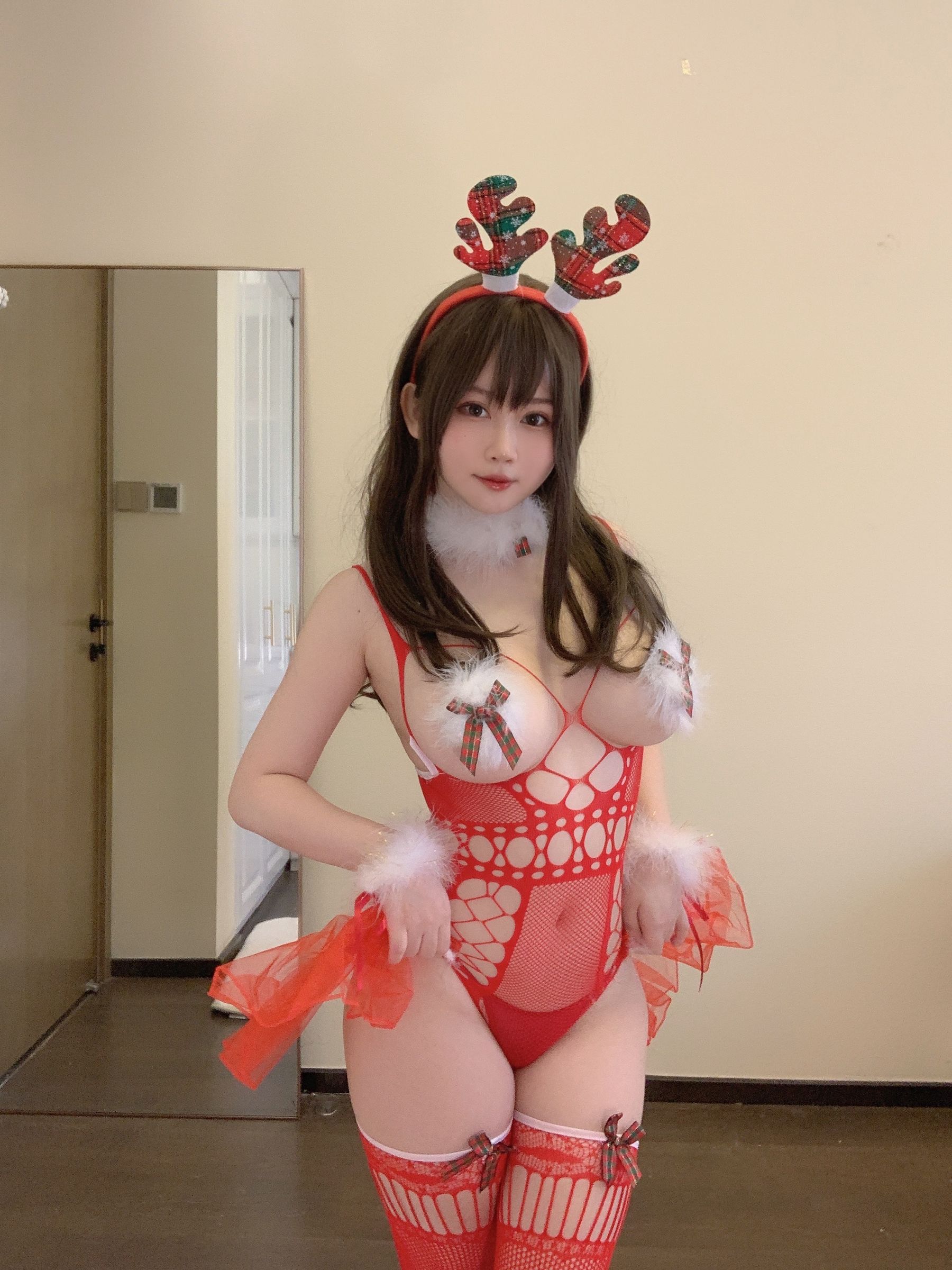 [网红COS] 蜜桃少女是依酱呀 - 2021圣诞特辑 第44张图