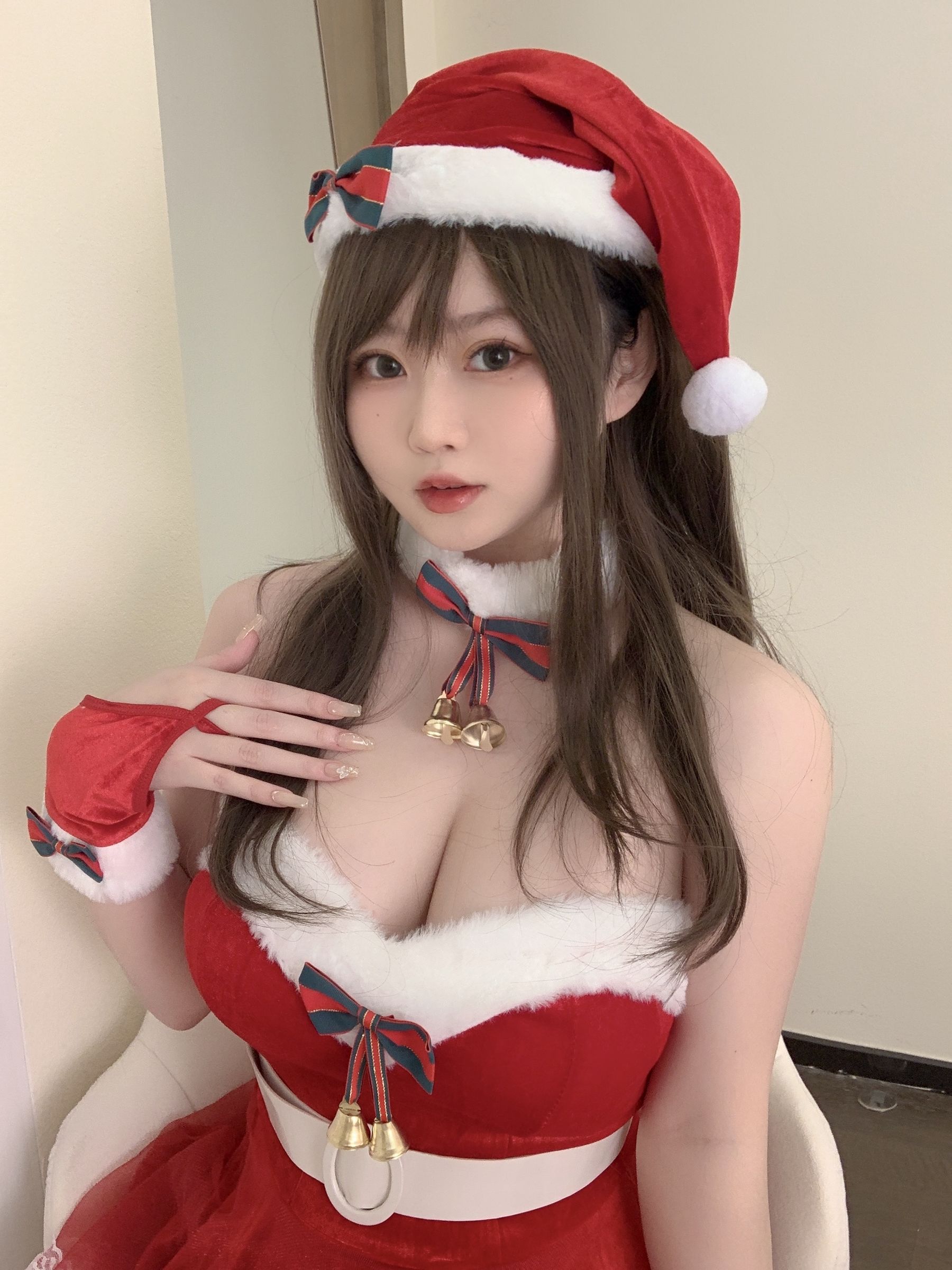 [网红COS] 蜜桃少女是依酱呀 - 2021圣诞特辑 第9张图