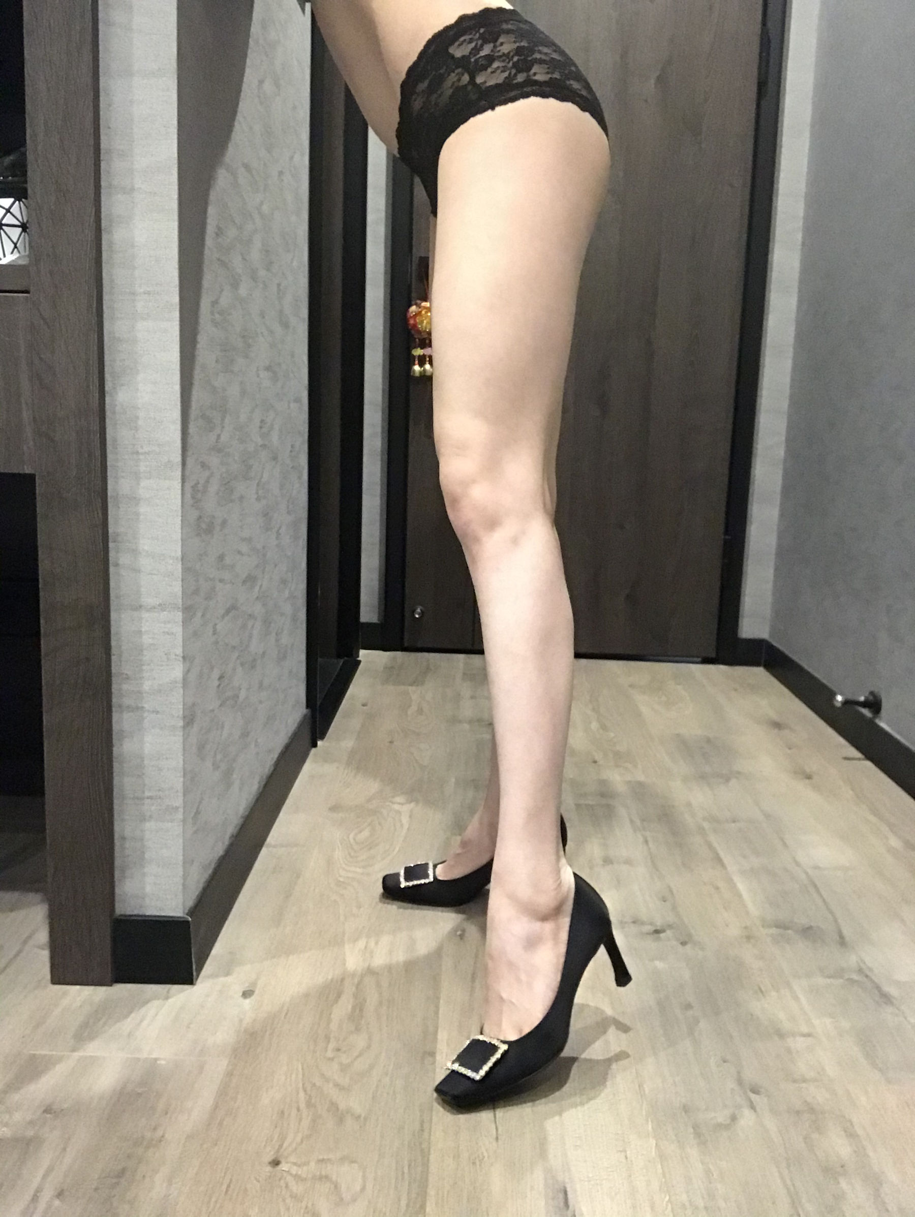 [福利COS] 丝足博主麋鹿_Monroe 2020.04.25 裸足长腿 第1张图