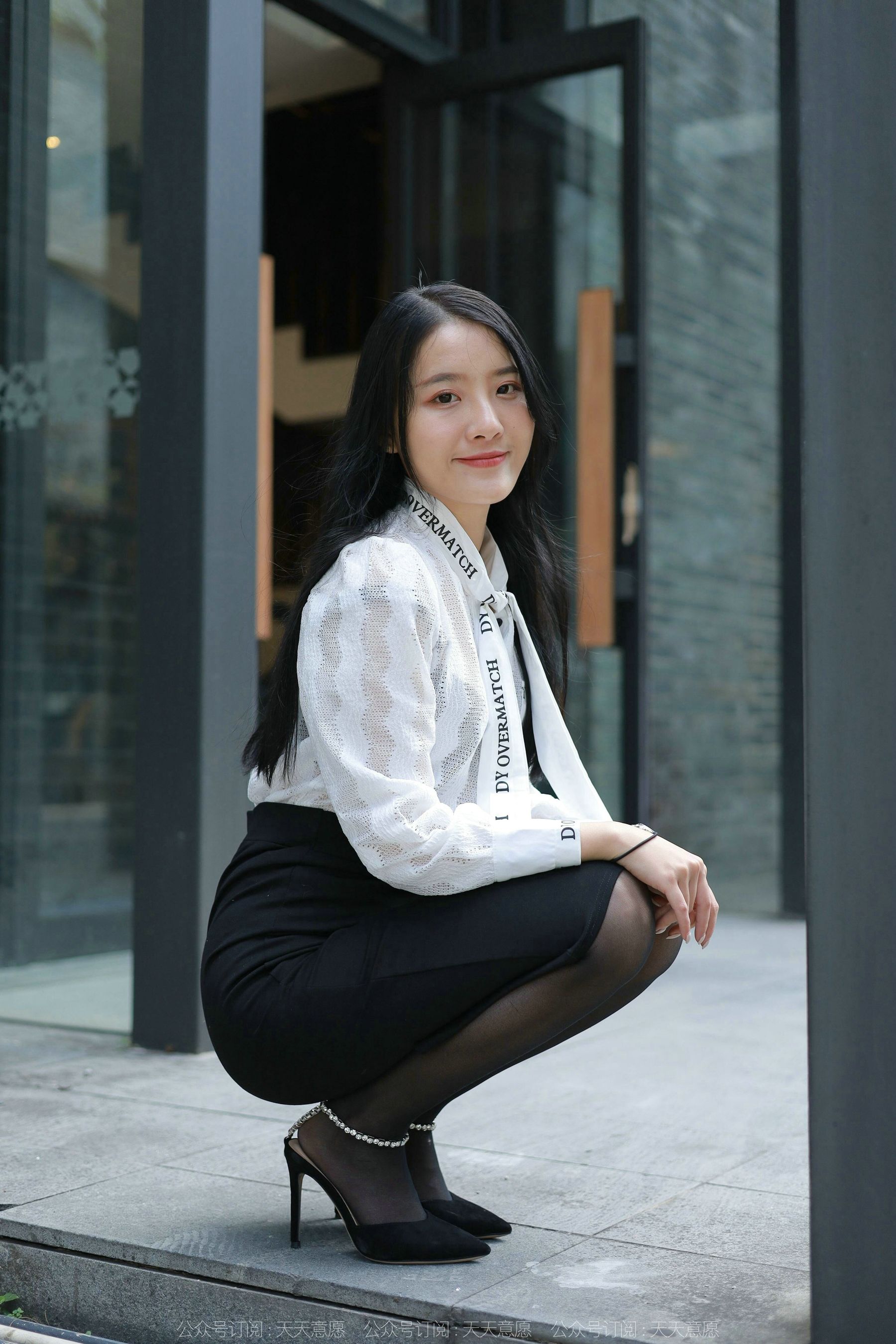 [异思趣向IESS] 模特 婉萍 《性感OL窄裙》 第23张图