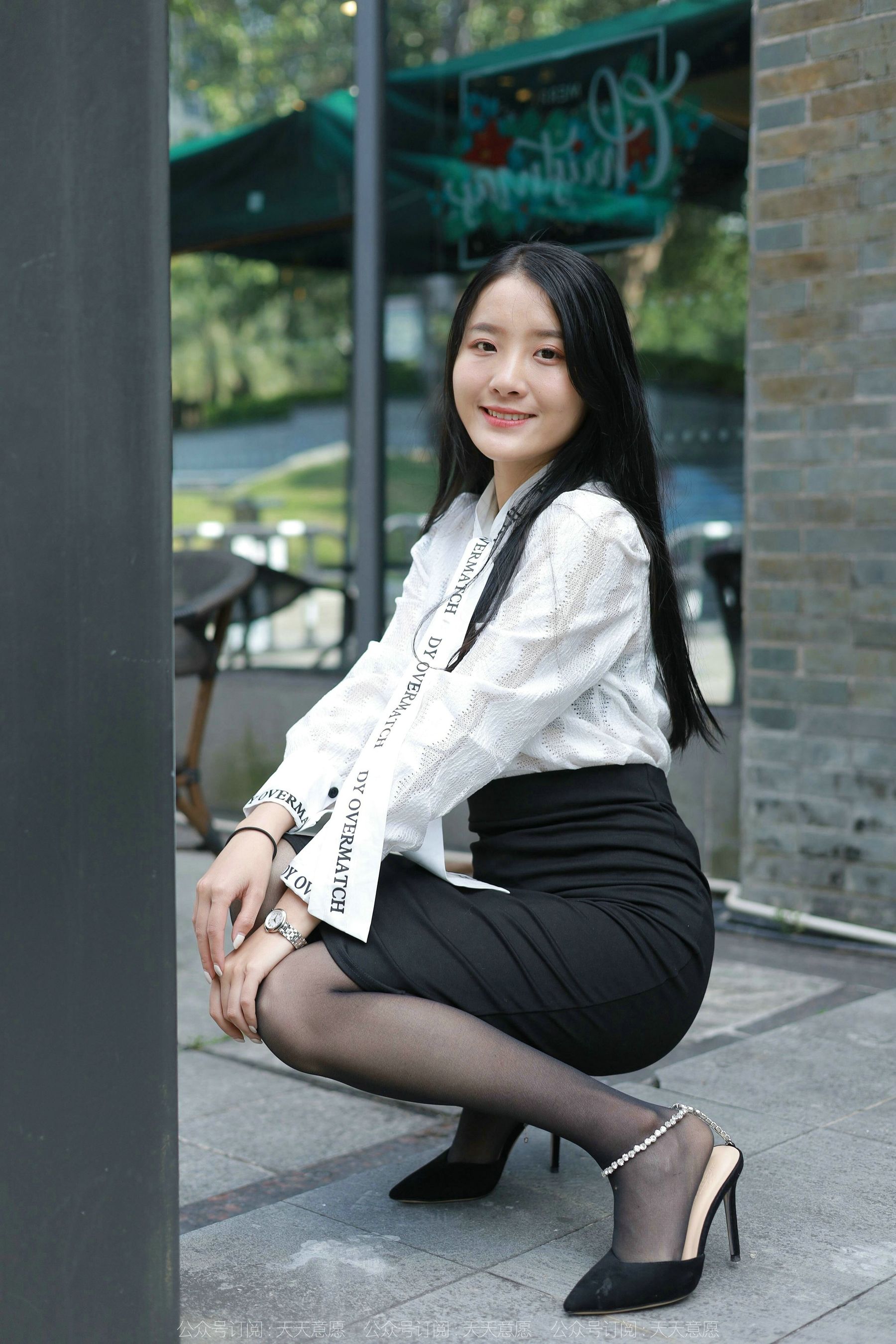 [异思趣向IESS] 模特 婉萍 《性感OL窄裙》 第26张图