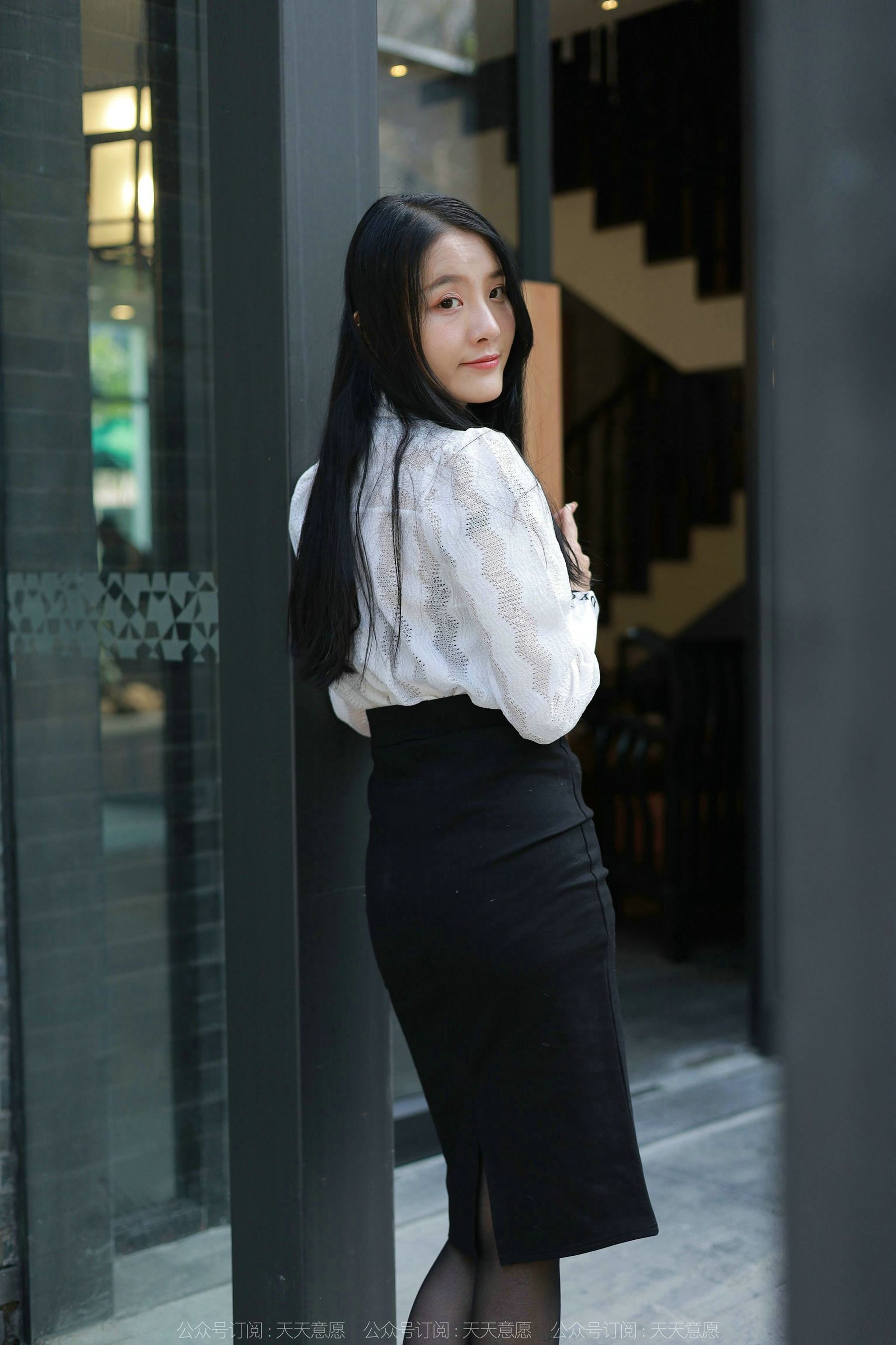 [异思趣向IESS] 模特 婉萍 《性感OL窄裙》 第34张图
