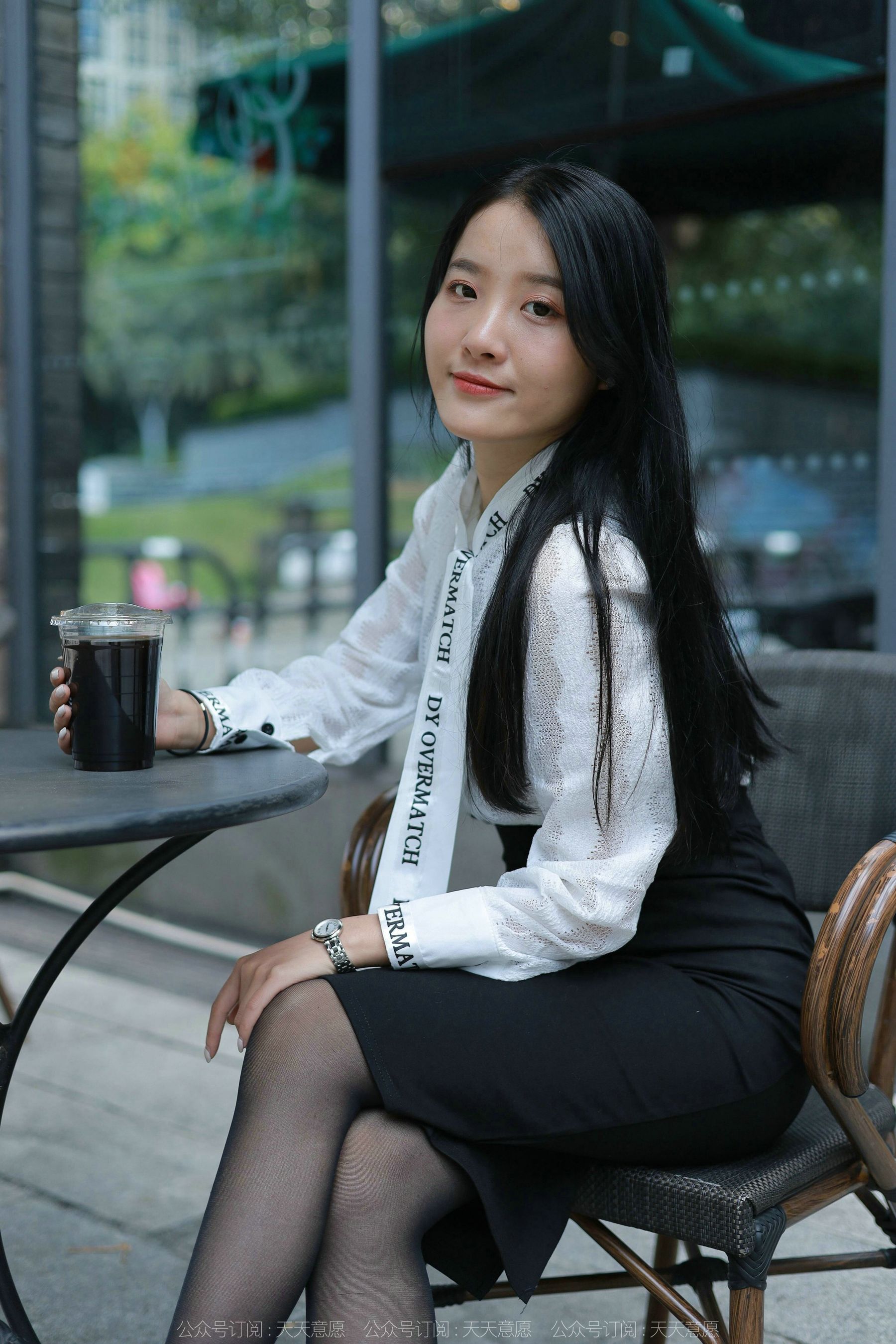 [异思趣向IESS] 模特 婉萍 《性感OL窄裙》 第5张图