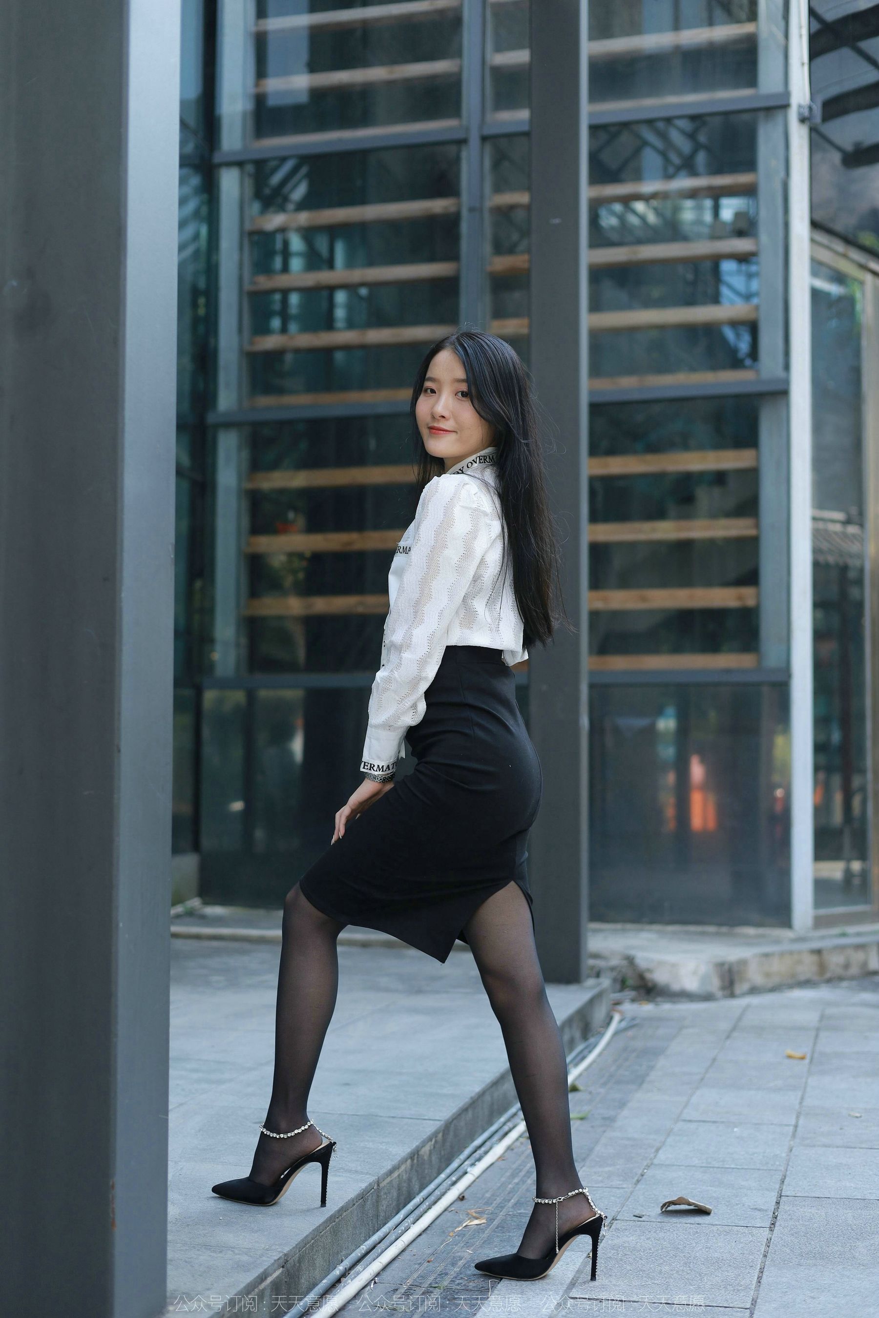 [异思趣向IESS] 模特 婉萍 《性感OL窄裙》 第72张图
