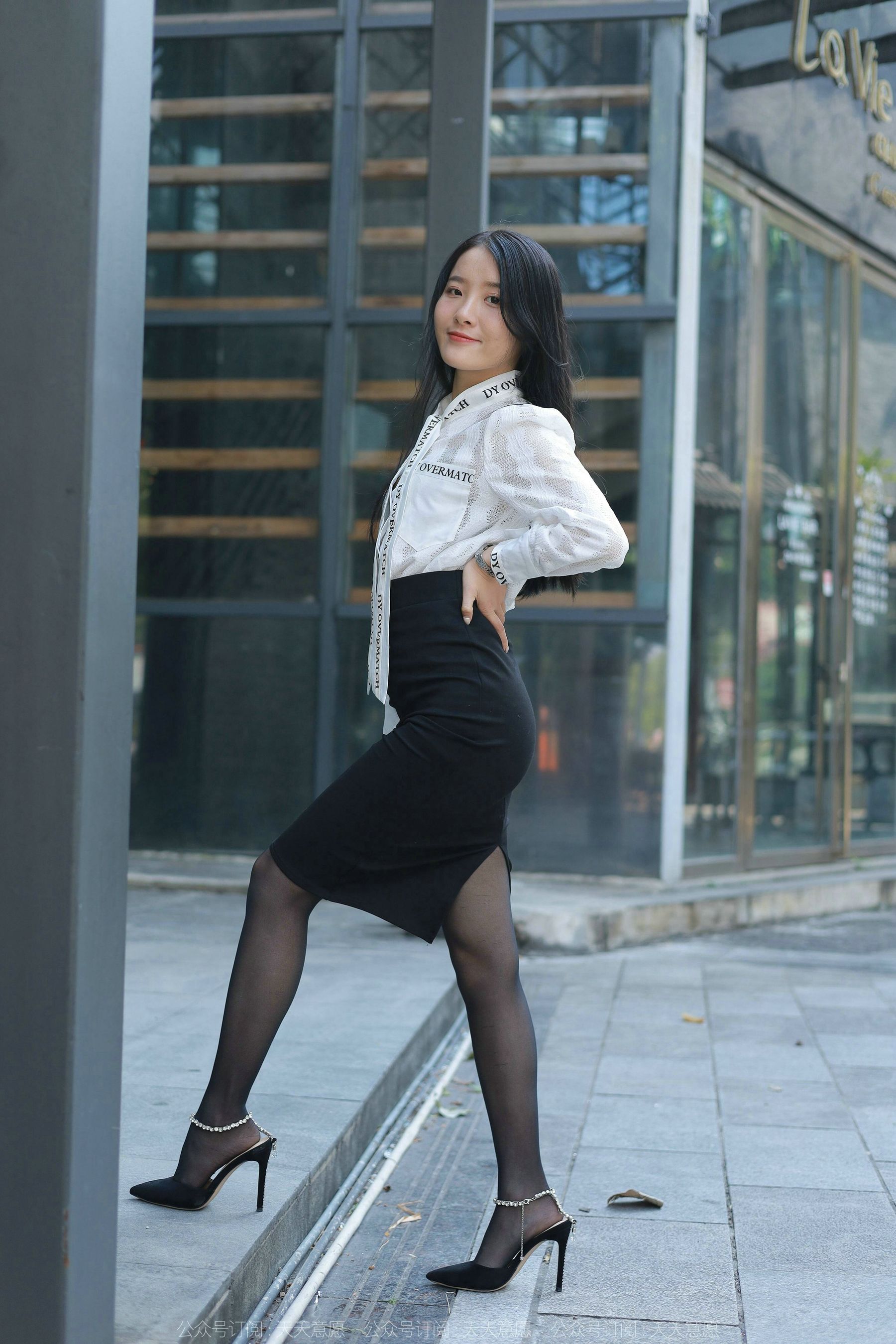[异思趣向IESS] 模特 婉萍 《性感OL窄裙》 第73张图