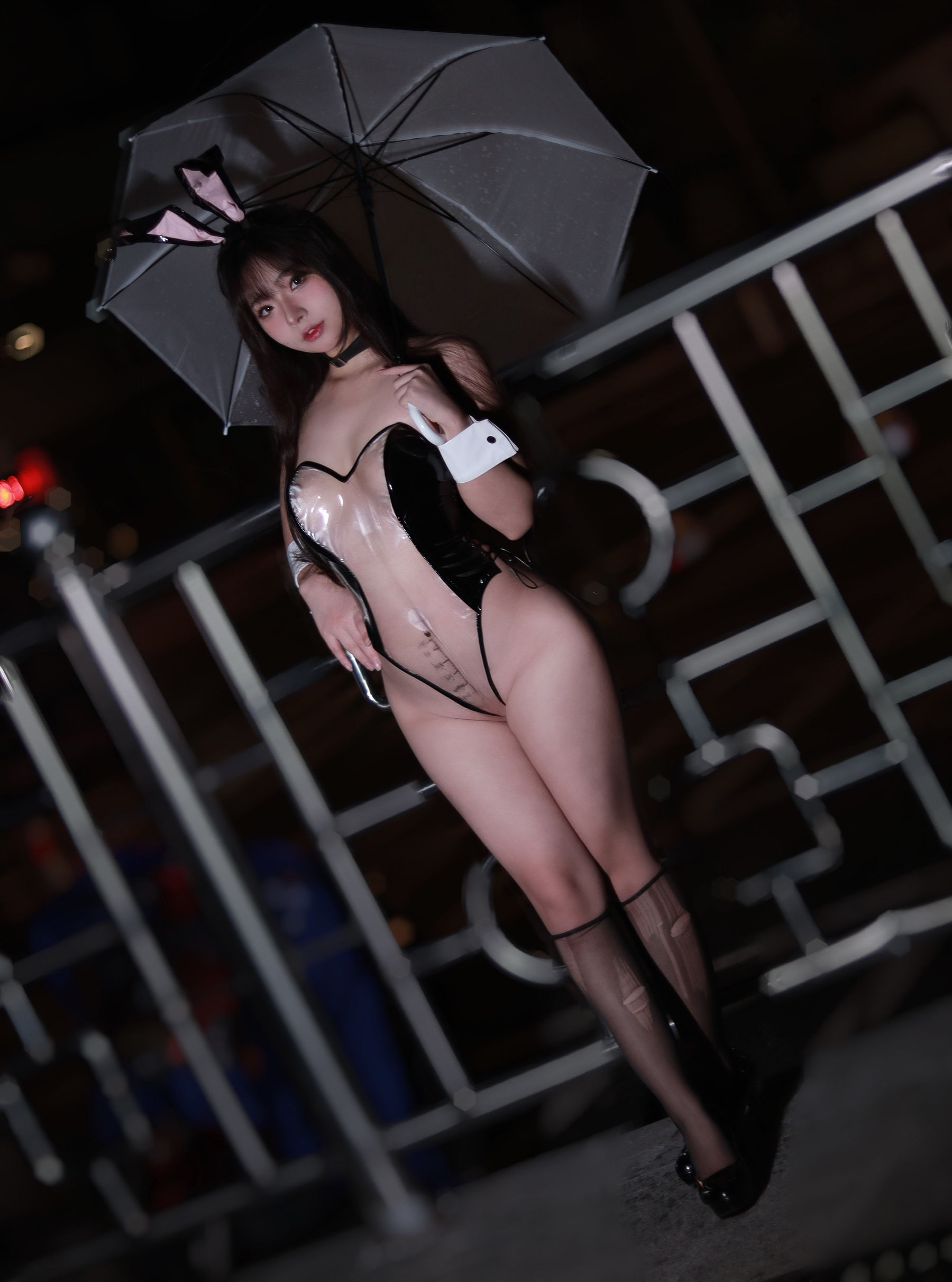 [福利COS] yuuhui玉汇 - 雨中透明兔女郎 第1张图
