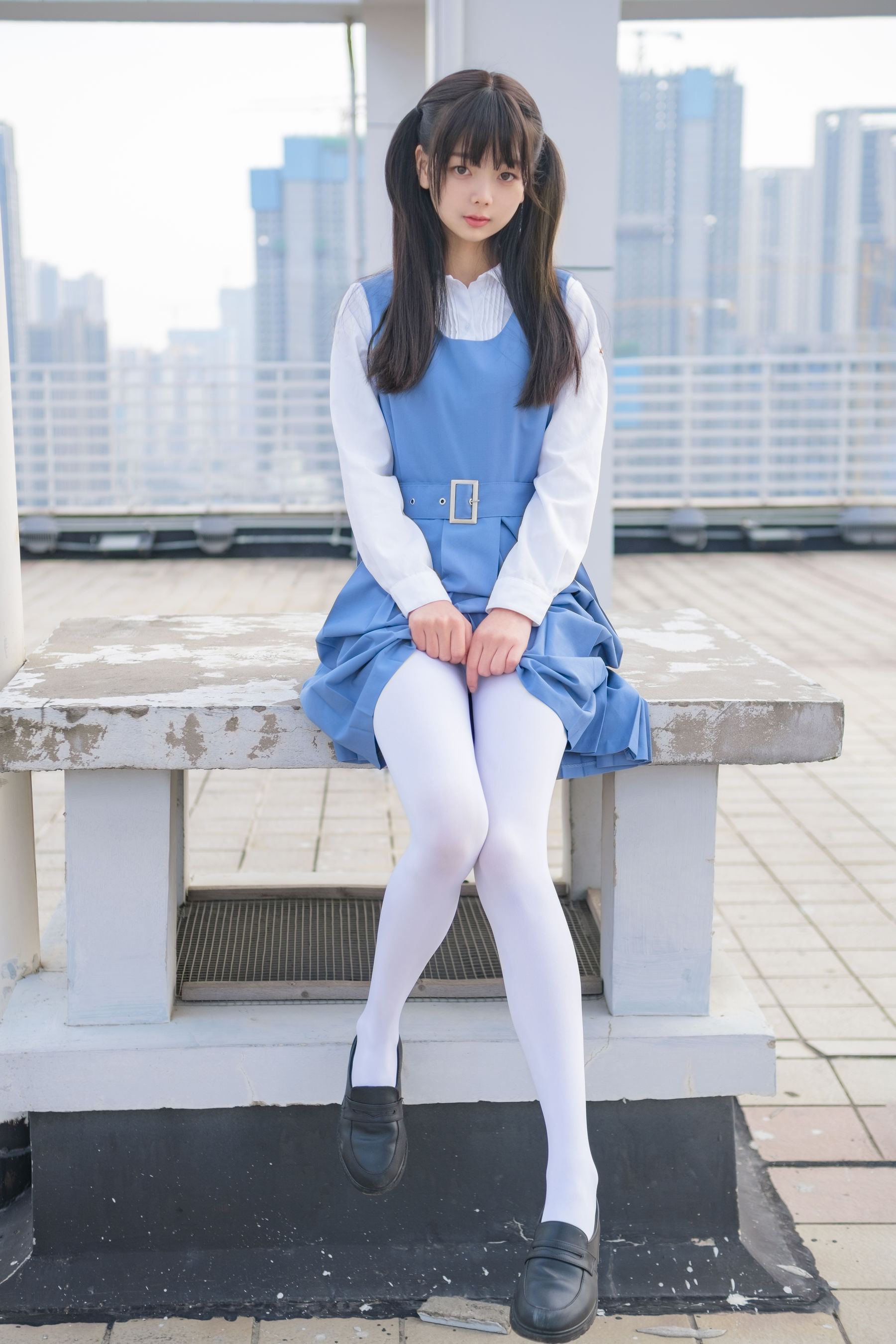 [福利COS] 柴系小乖(稚乖画册) - 夜夜 天台真空80D白丝 第1张图