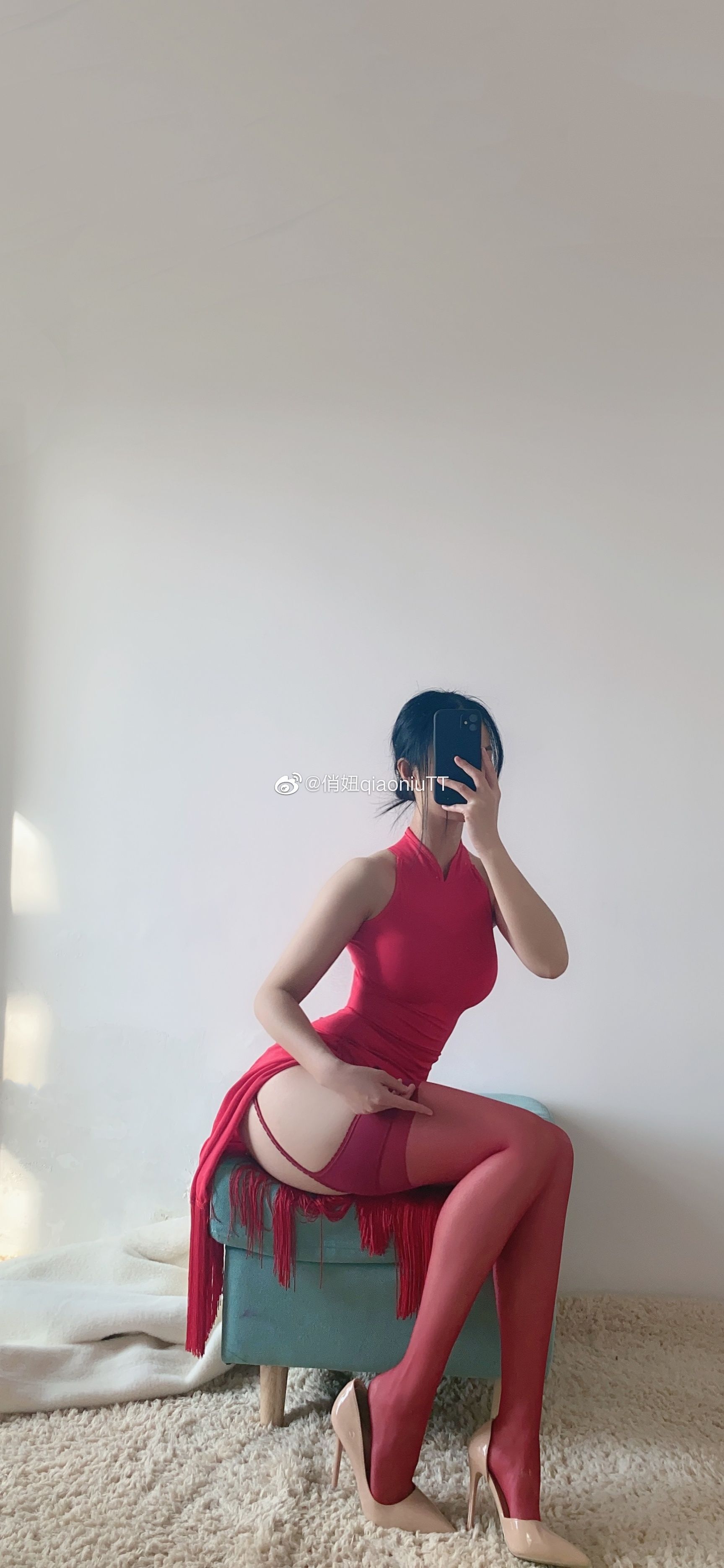 [福利COS] 俏妞qiaoniuTT - 丝袜长腿翘臀 视图合集 第100张图
