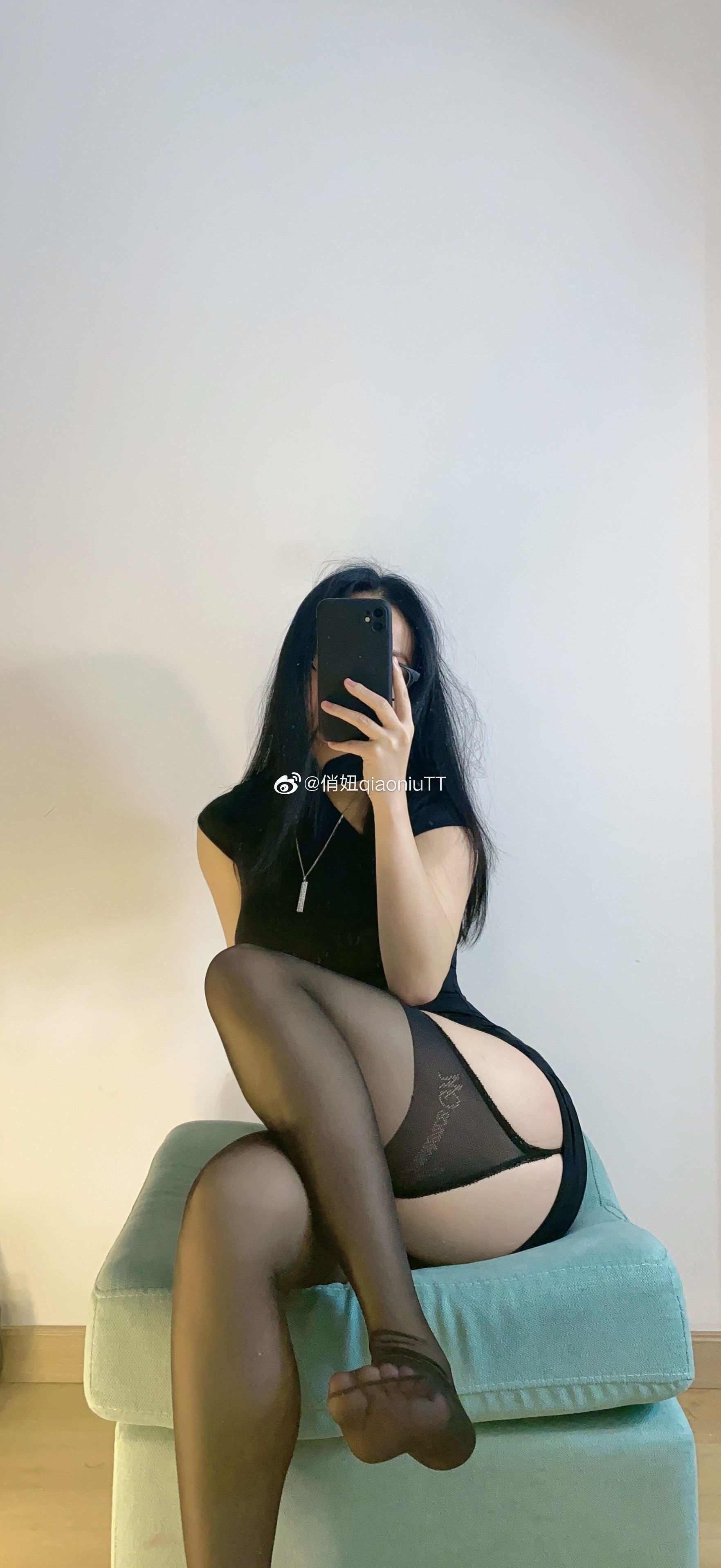 [福利COS] 俏妞qiaoniuTT - 丝袜长腿翘臀 视图合集 第110张图