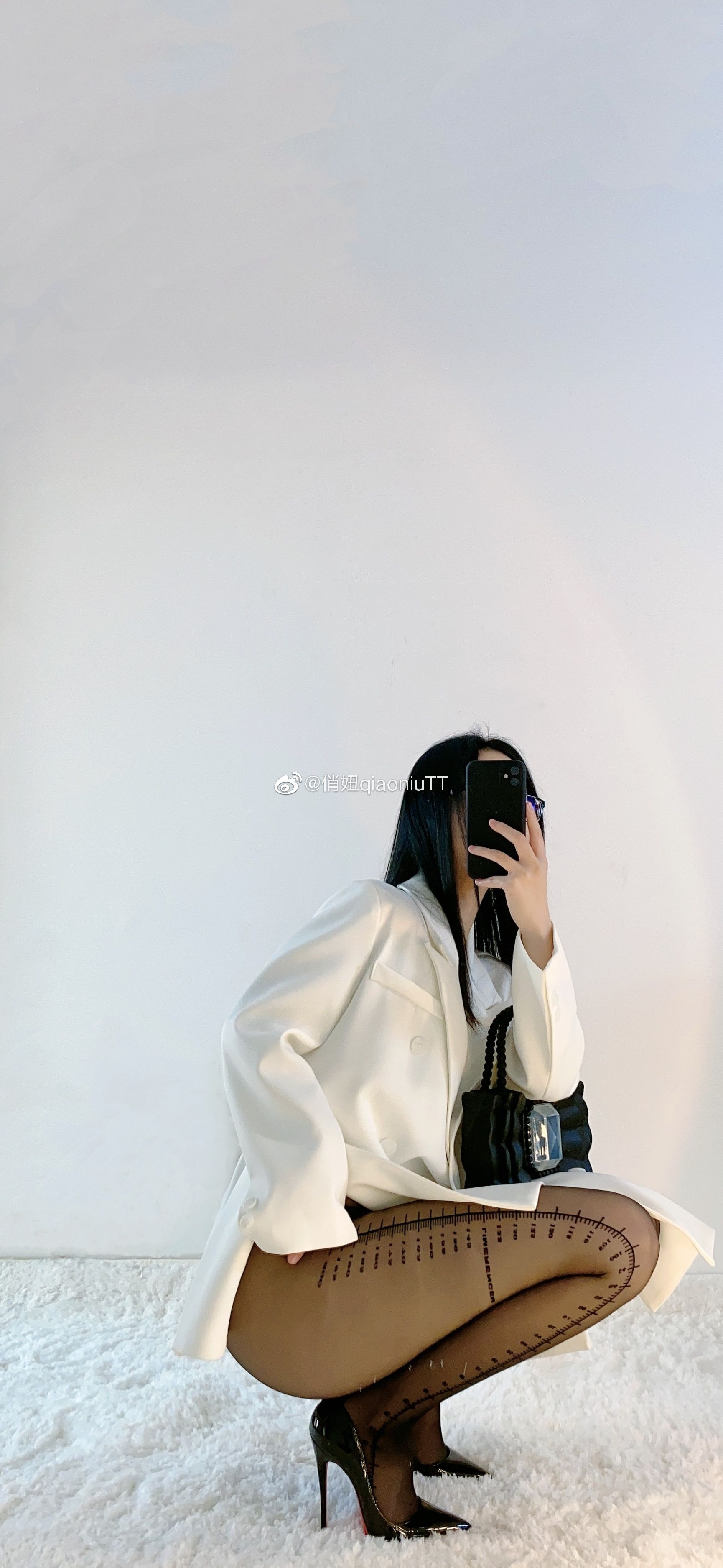 [福利COS] 俏妞qiaoniuTT - 丝袜长腿翘臀 视图合集 第111张图