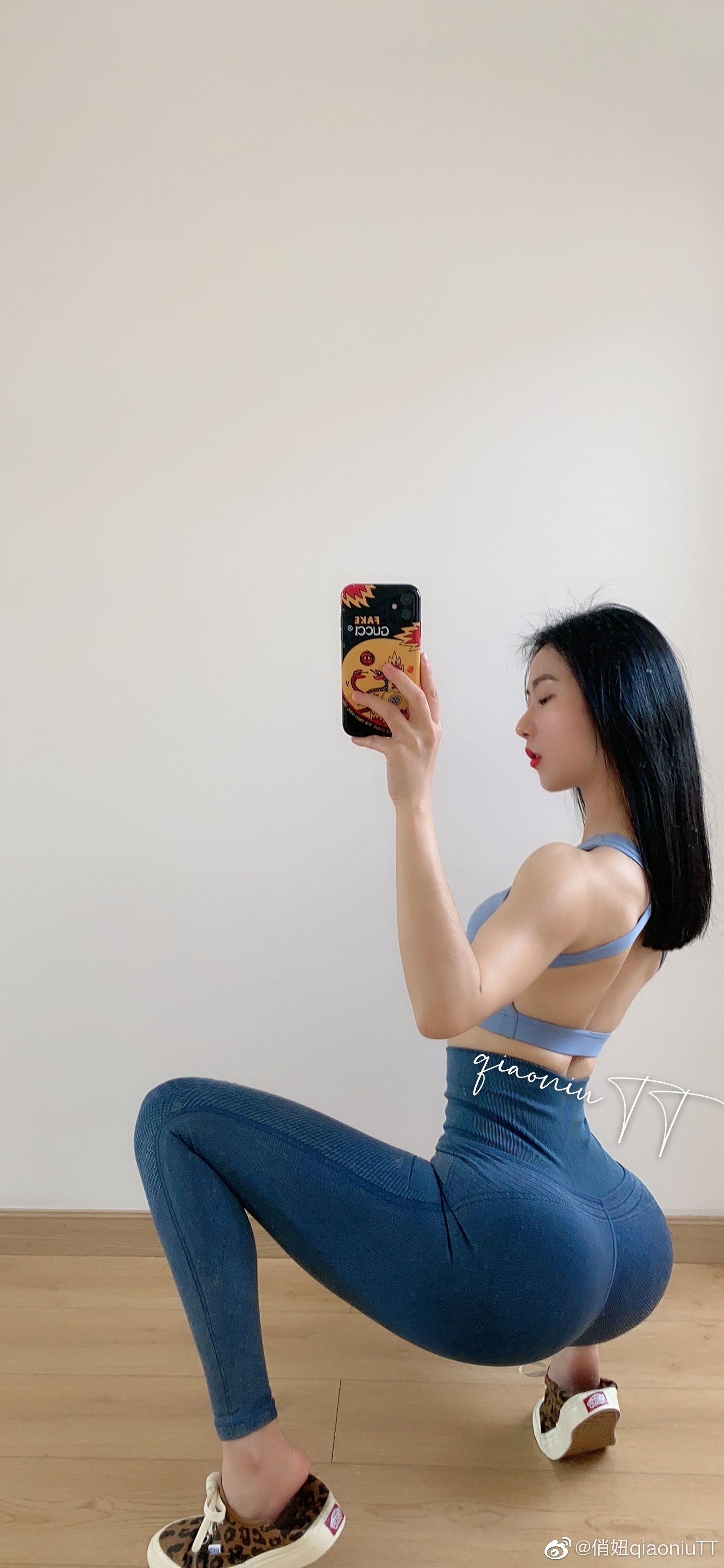 [福利COS] 俏妞qiaoniuTT - 丝袜长腿翘臀 视图合集 第25张图
