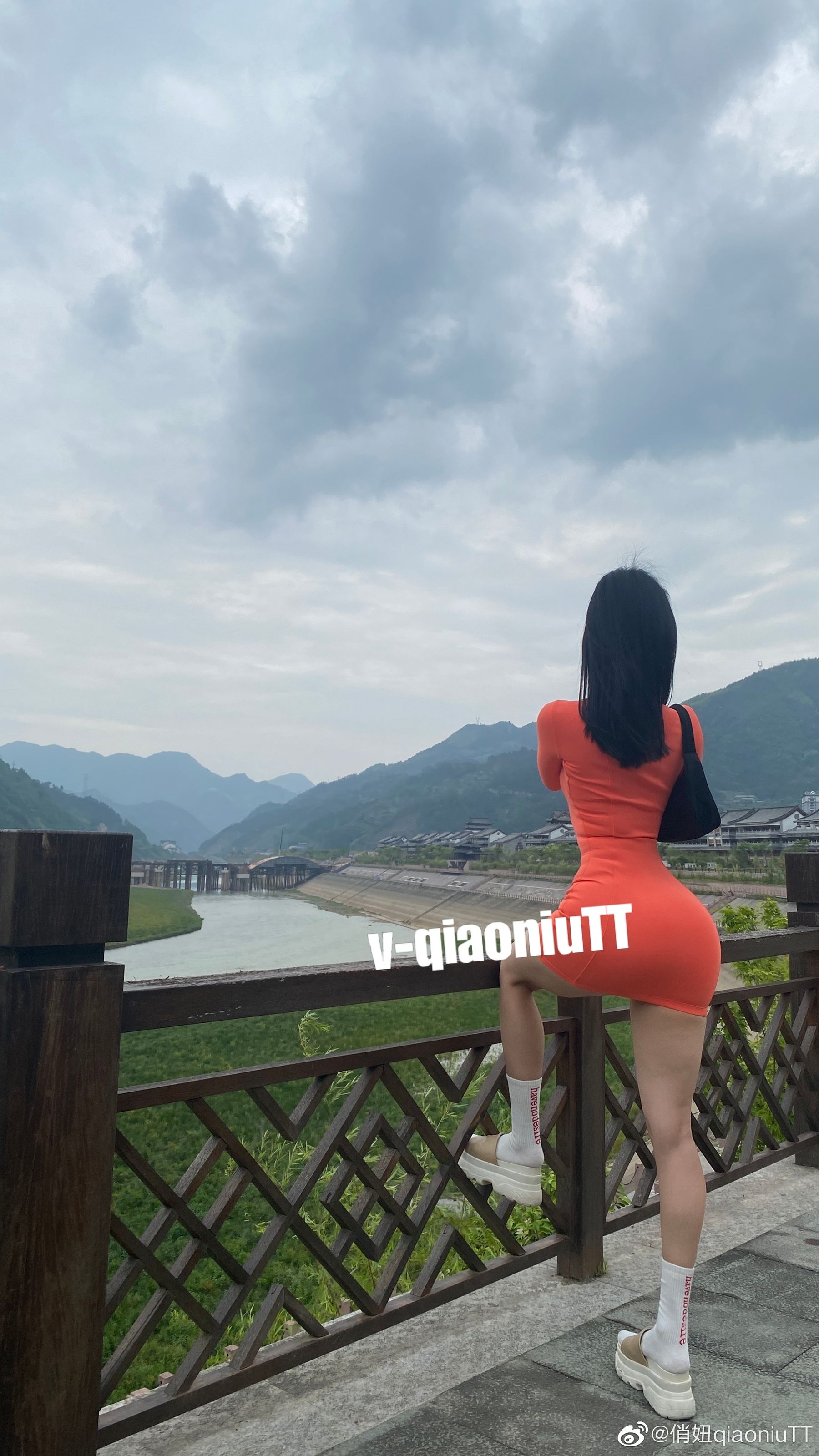 [福利COS] 俏妞qiaoniuTT - 丝袜长腿翘臀 视图合集 第46张图