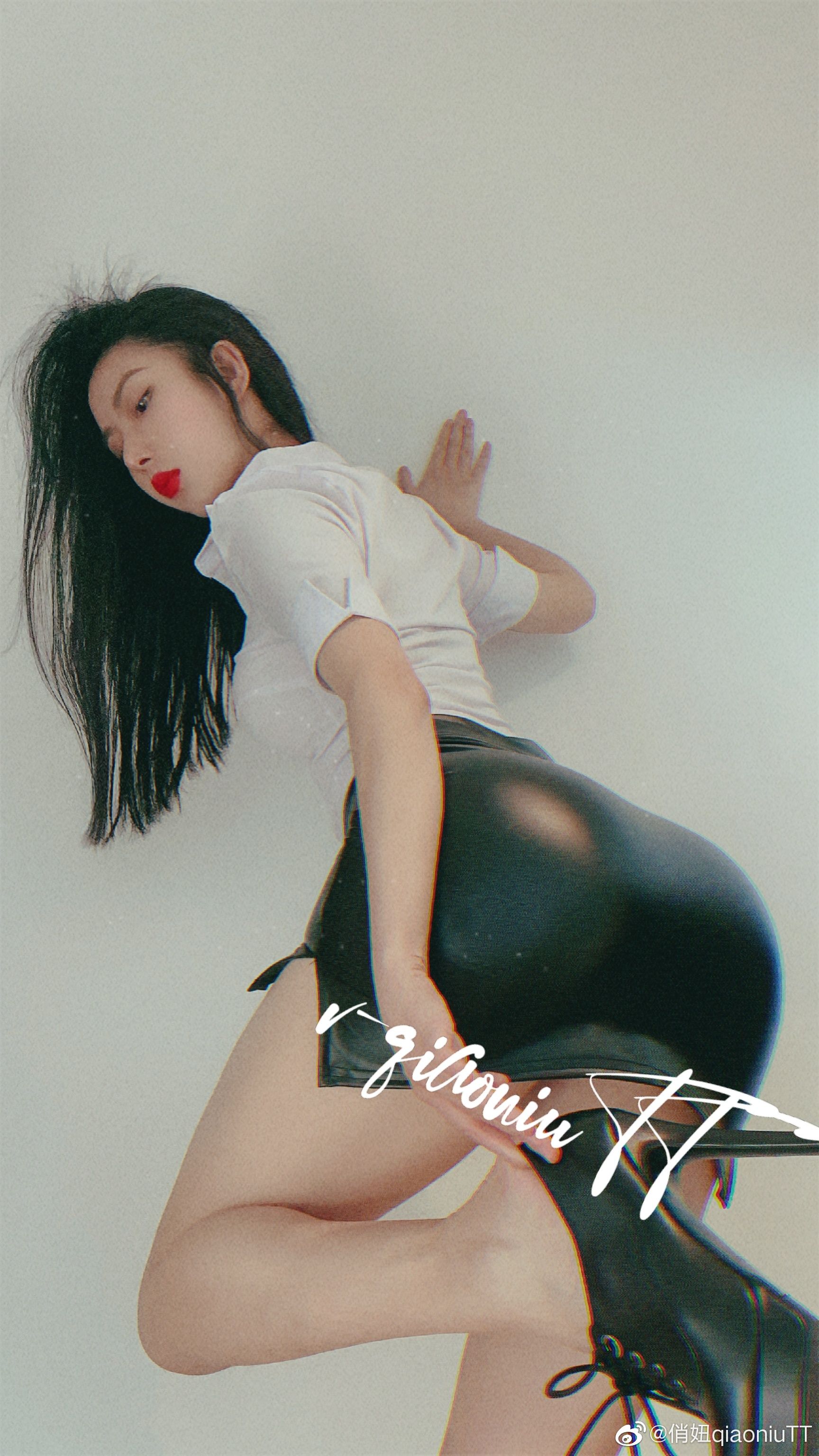[福利COS] 俏妞qiaoniuTT - 丝袜长腿翘臀 视图合集 第53张图