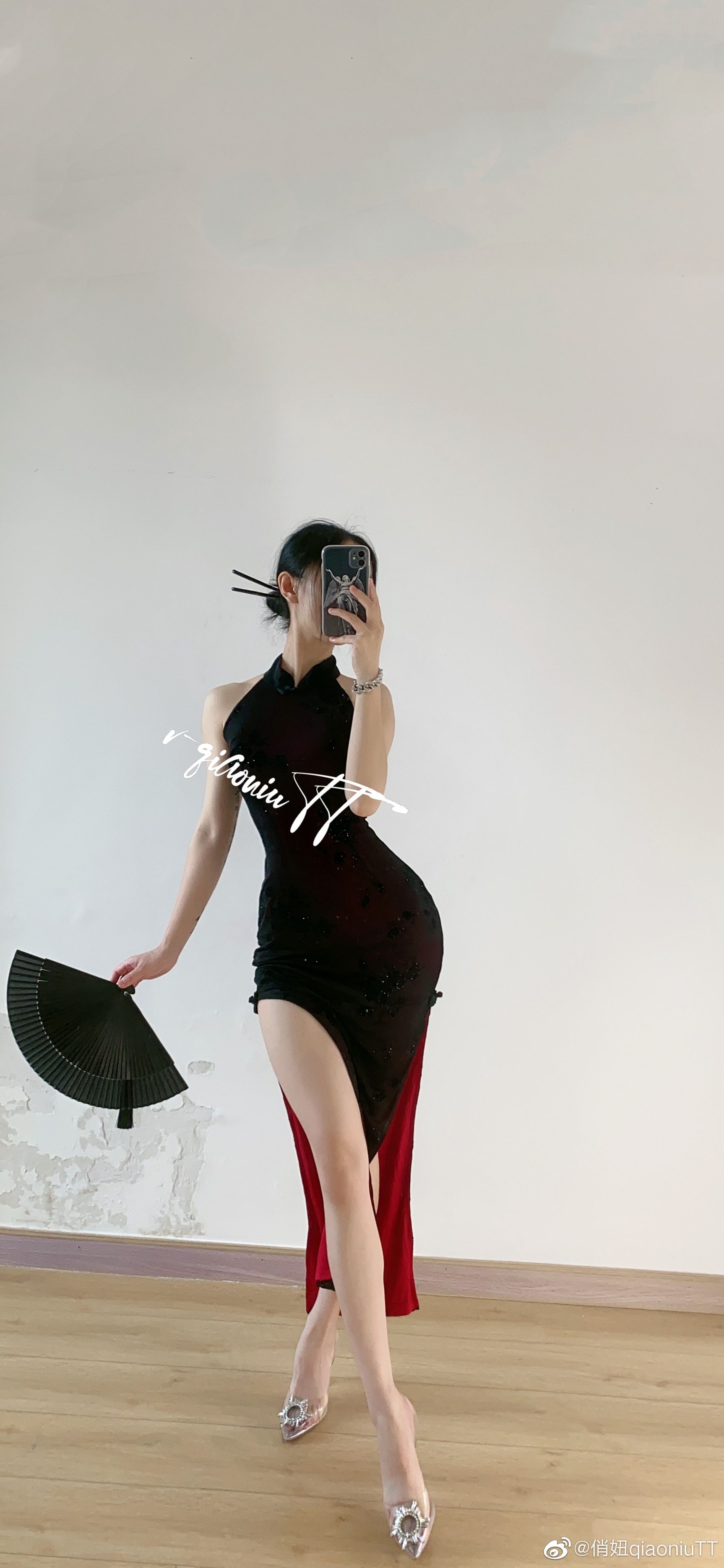[福利COS] 俏妞qiaoniuTT - 丝袜长腿翘臀 视图合集 第72张图